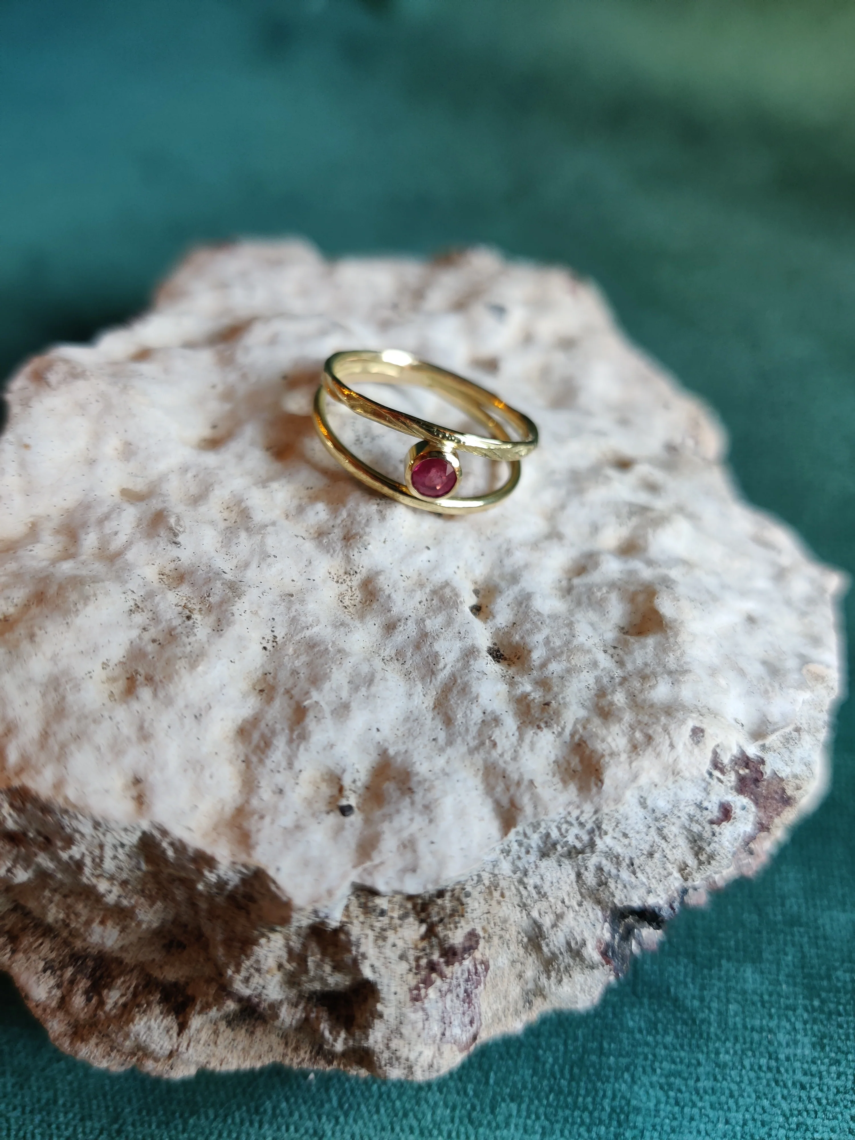 Ring in 18k geel goud met robijn - Rosalinda