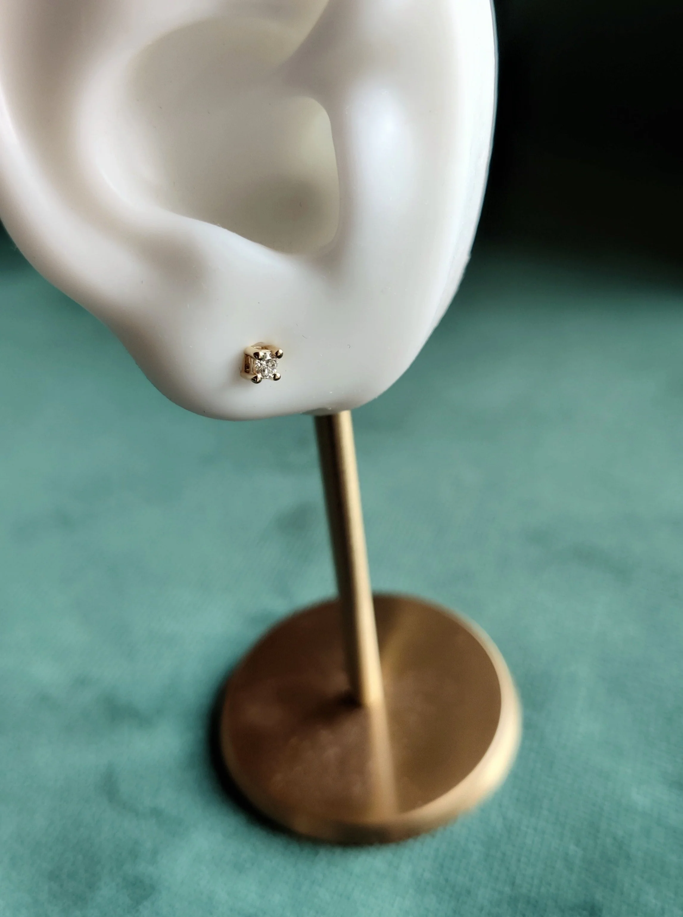 Oorbel in 14k geel goud met diamant - Leen