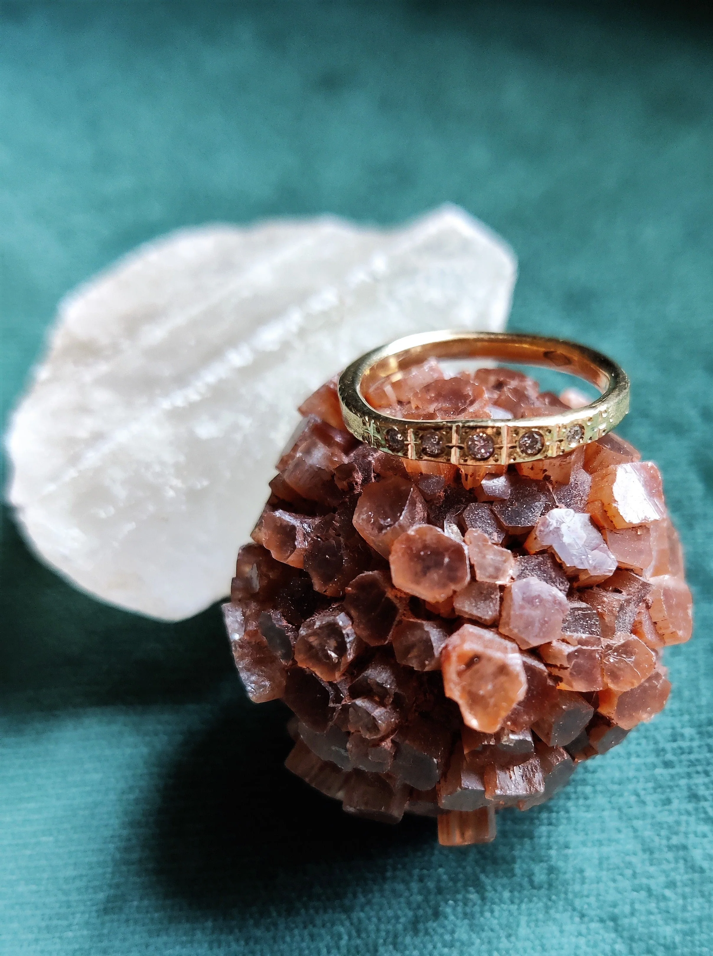 Ring in 18k geel goud met witte diamanten - Frida