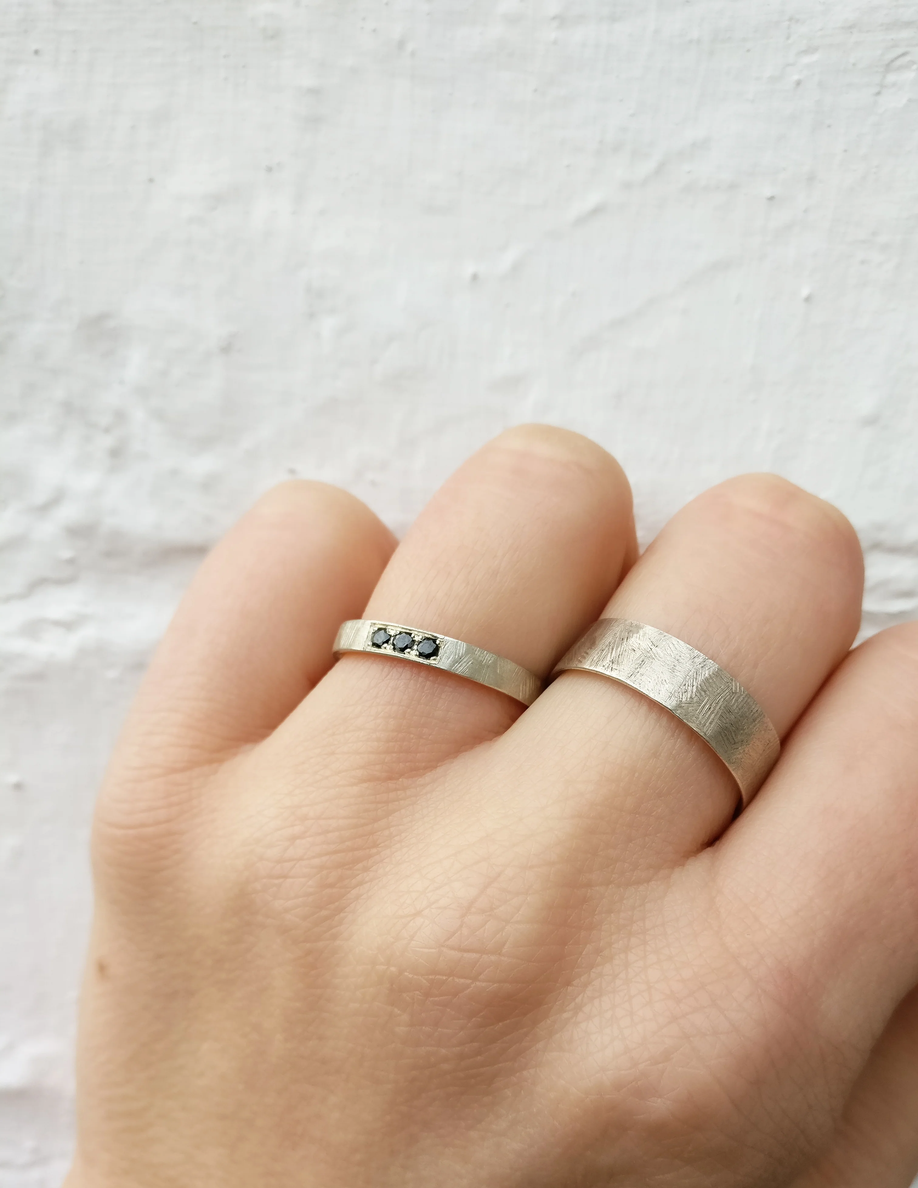 Trouwringen in 18k wit goud met zwarte diamant: Caesar en Cleopatra