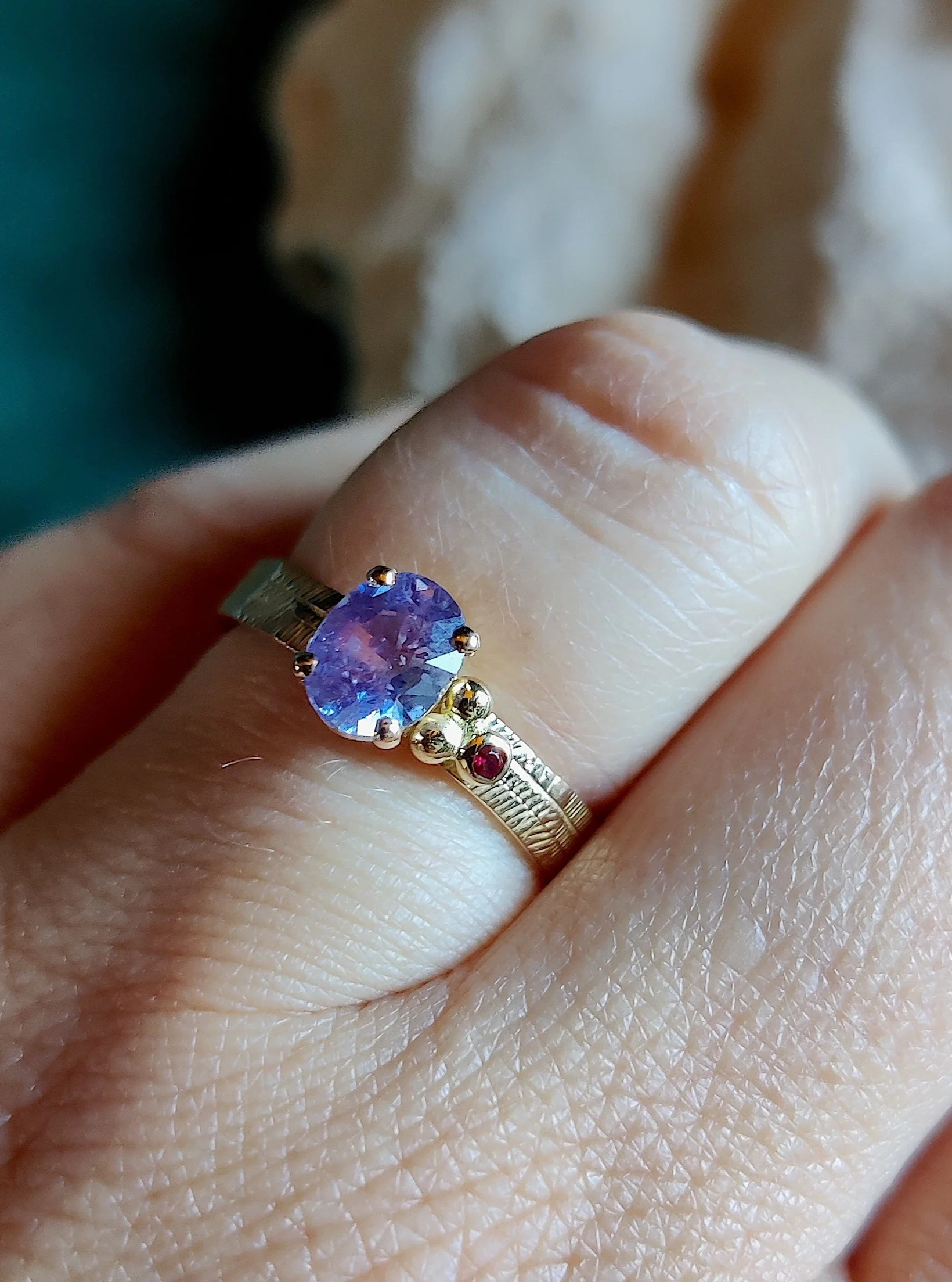 Ring in 18K rosé goud met paarse saffier en granaatje: Violetta