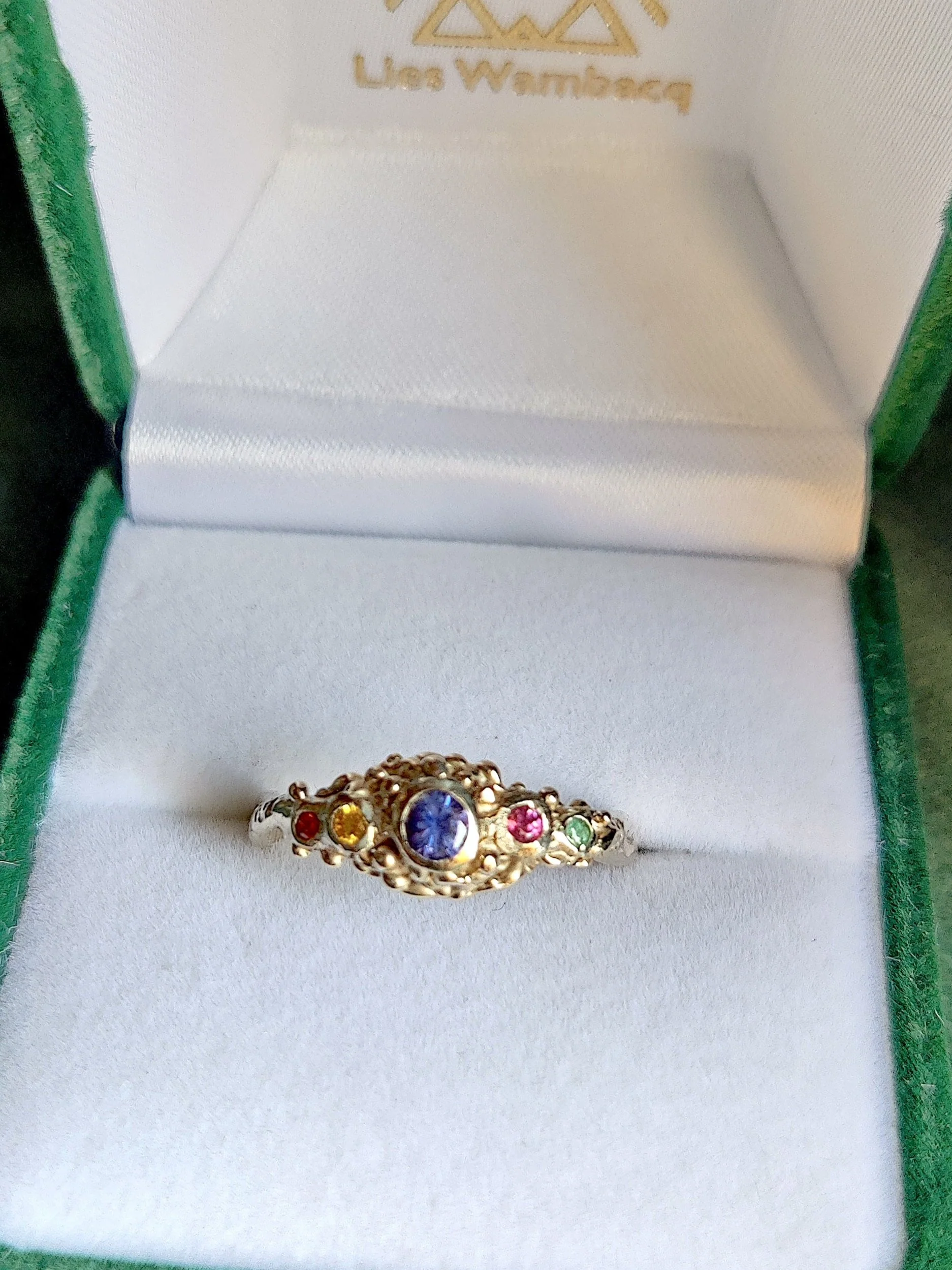 Ring in 18k wit goud met verschillende edelstenen- Iris