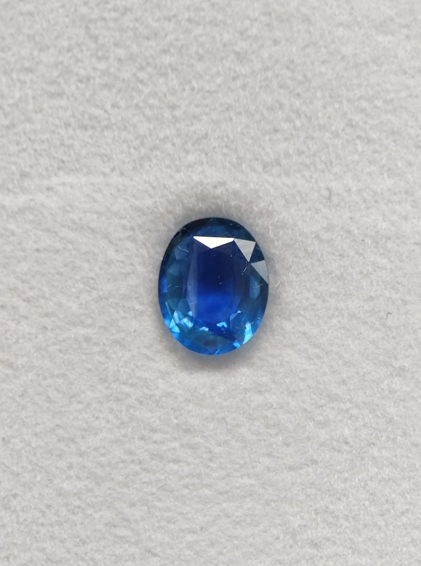 Ovale blauwe Saffier