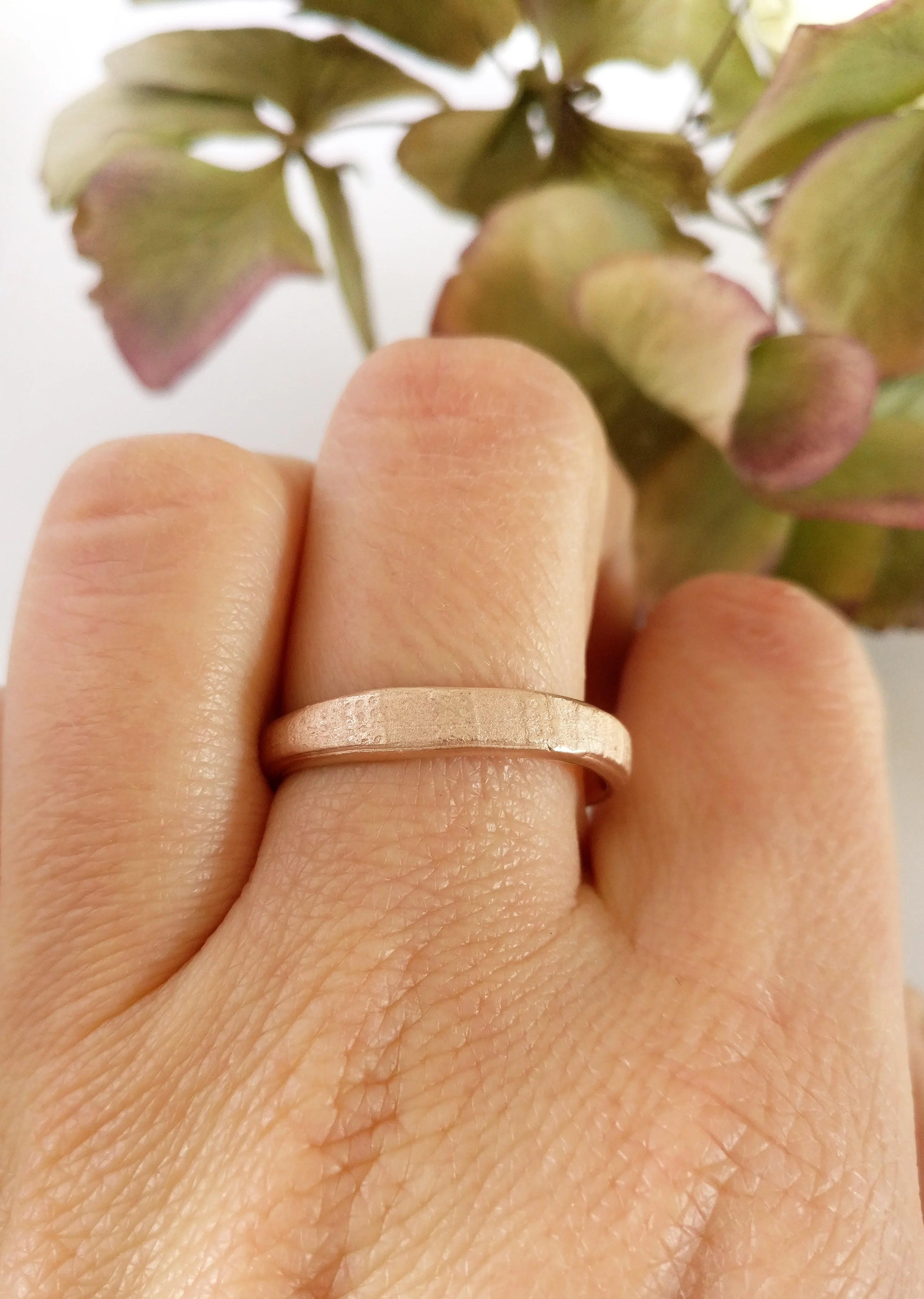 Trouwringen in 18k rosé goud met robijn: Nefertiti en Ramses