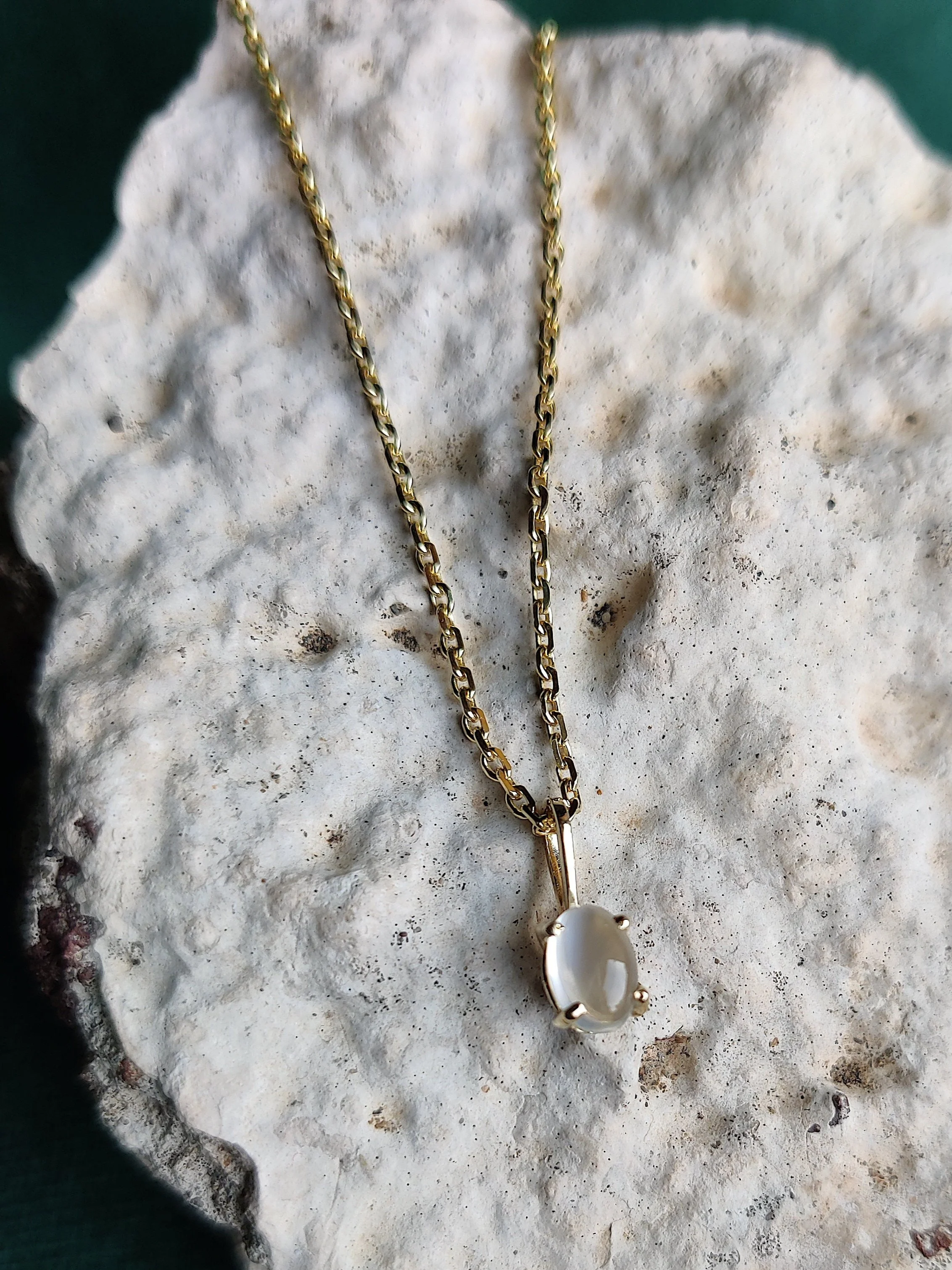 14k gouden hanger met een maansteen: Ona