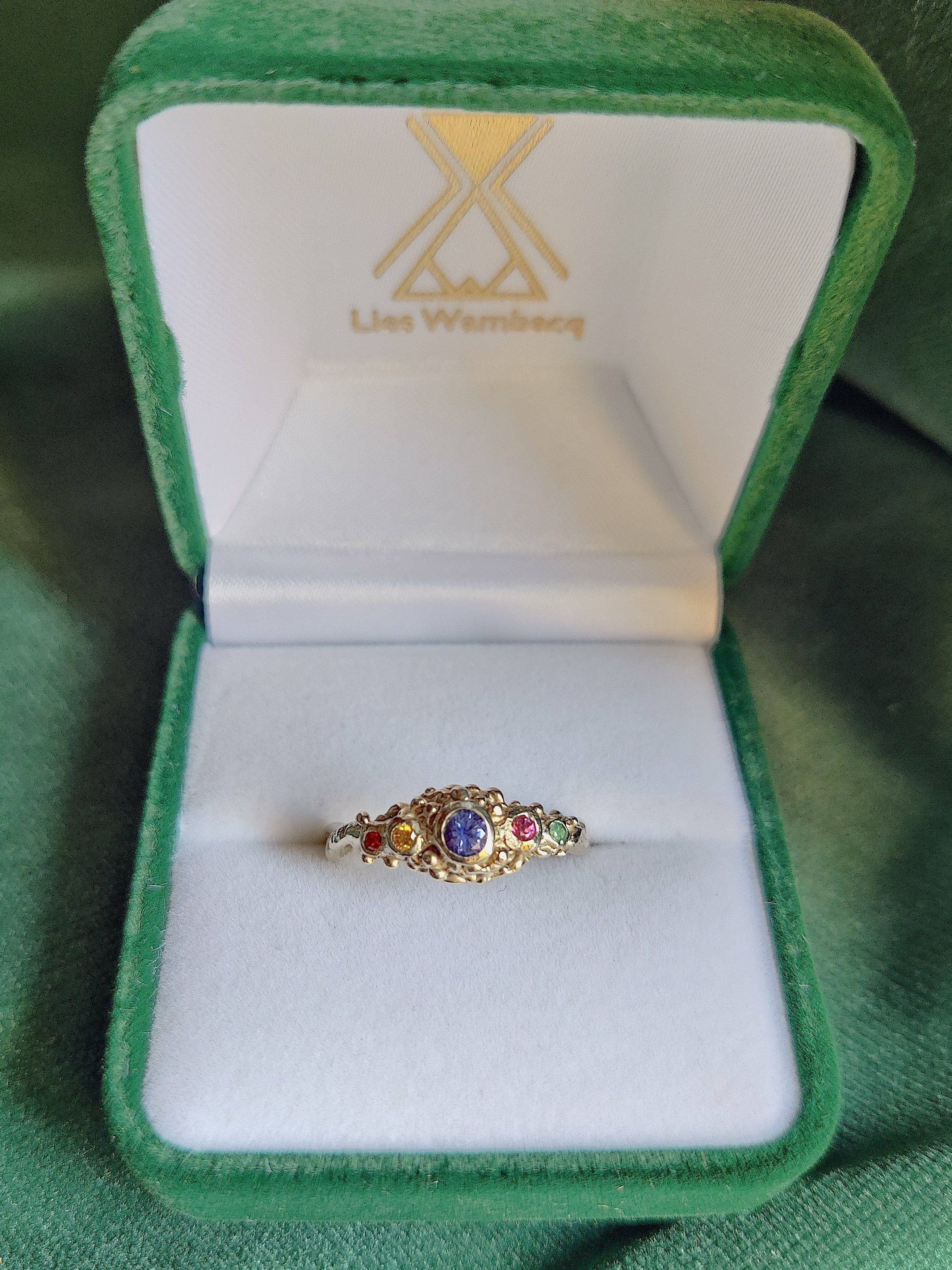 Ring in 18k wit goud met verschillende edelstenen- Iris