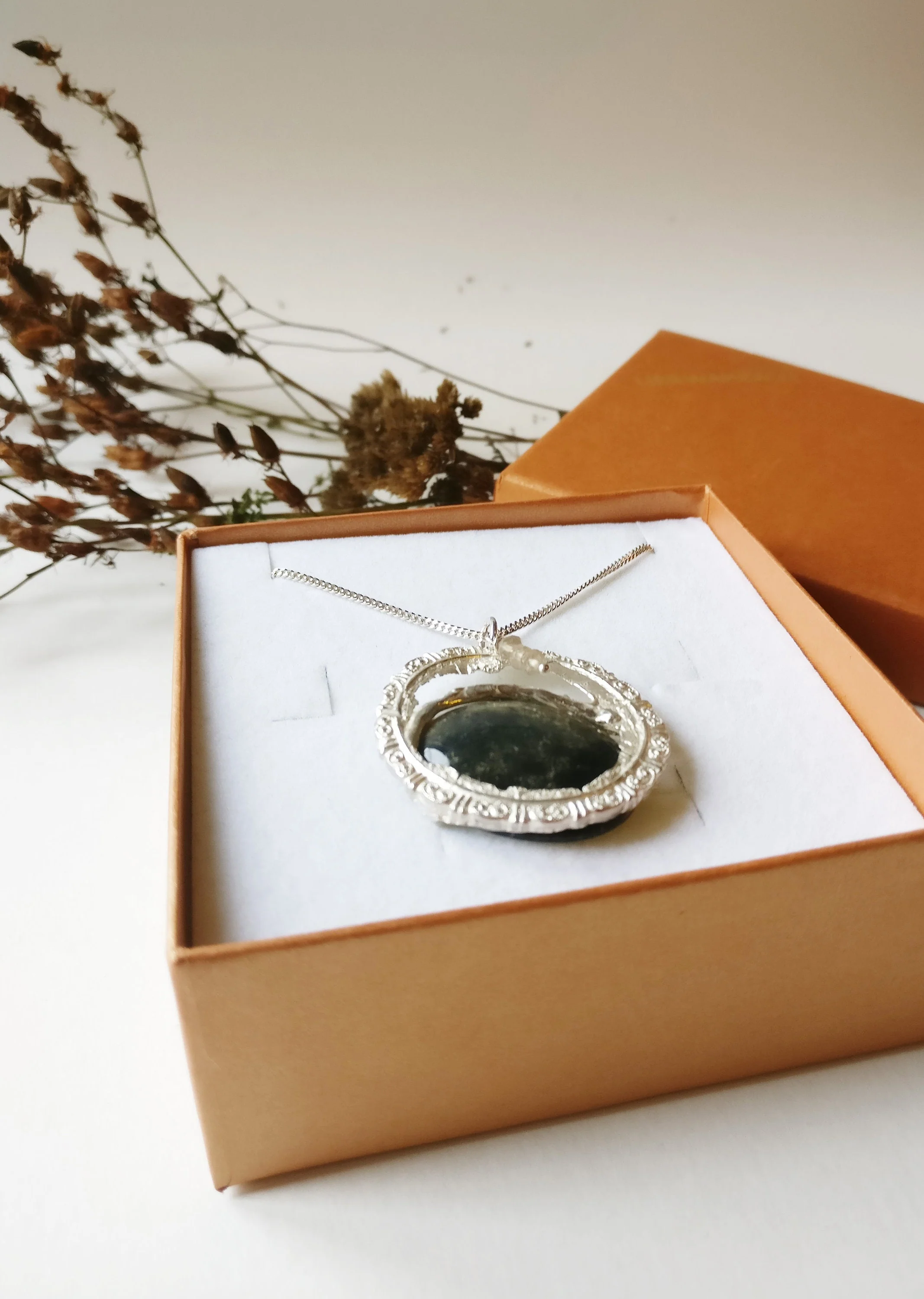 Ketting in zilver met ovalen grote steen en rookkwarts kraaltjes: Fossiel Koraal