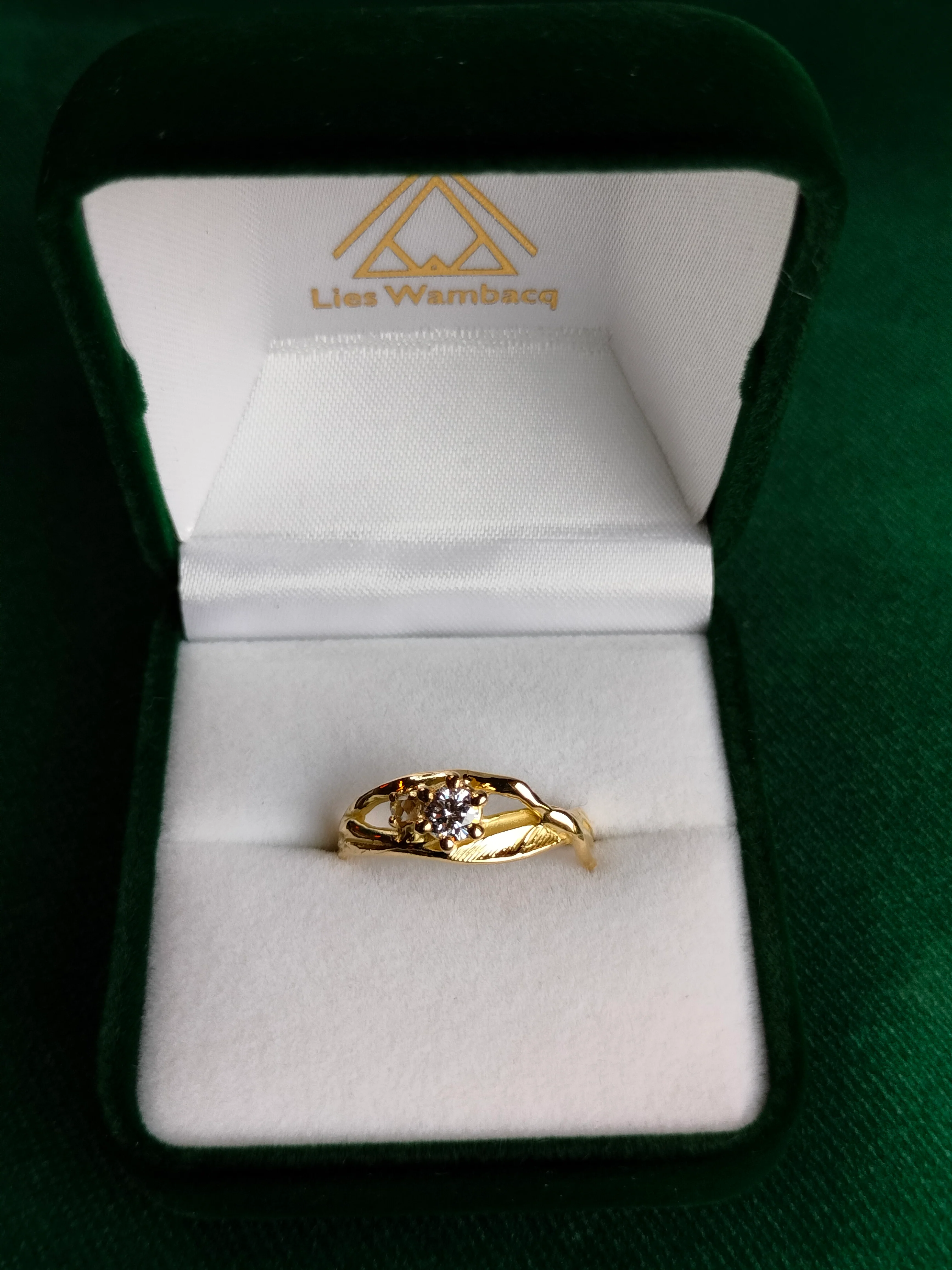 Ring in 18k geel goud met diamanten: Inge