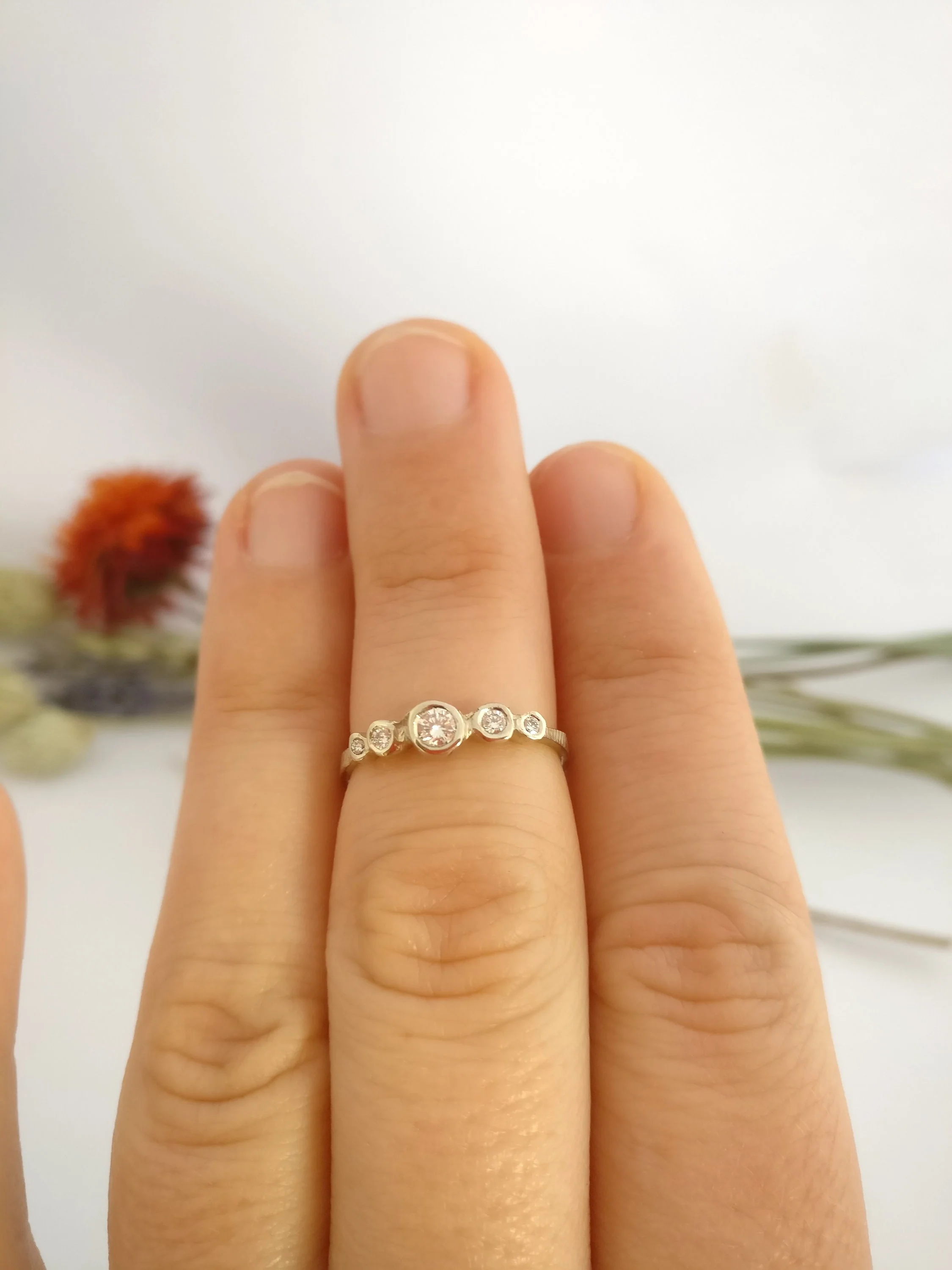 Ring in 18K palladium wit goud met 5 diamanten: Queen Victoria