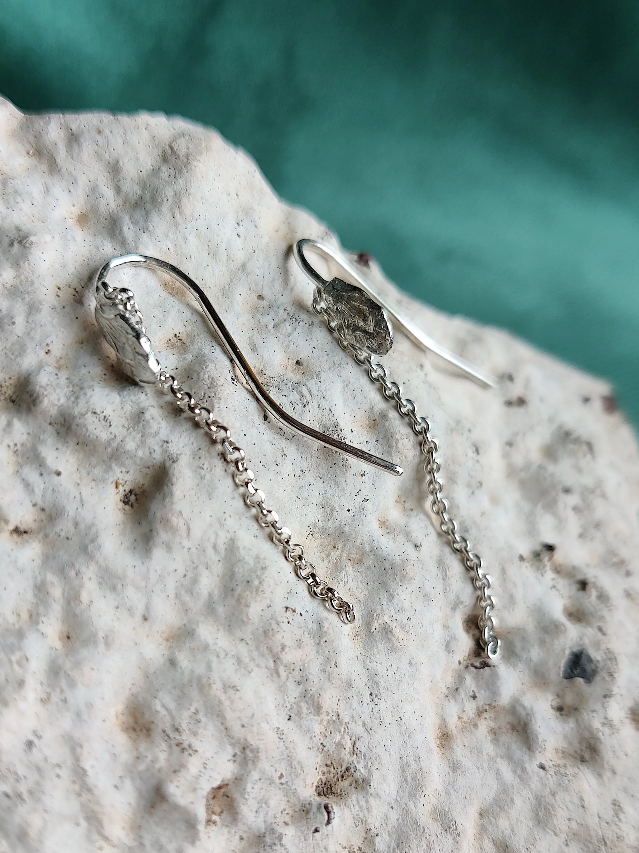 Oorbellen in het zilver bladvormig met een kettinkje: Lily