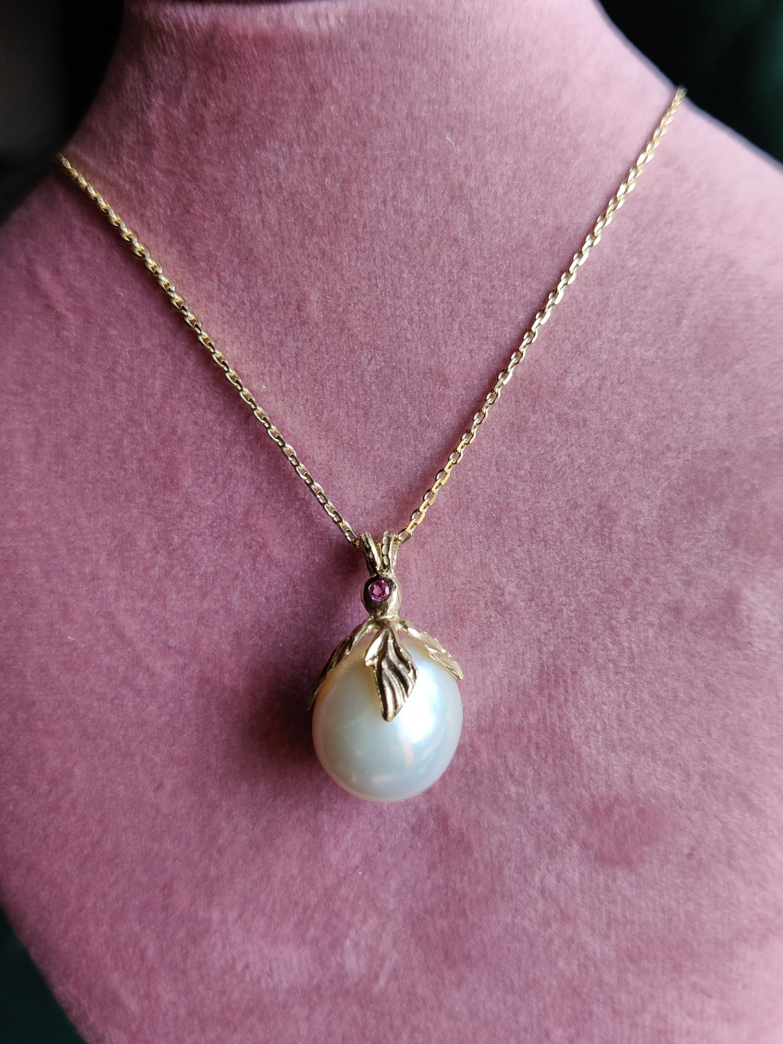 Hanger in 18K geel goud met barok parel - Dianna