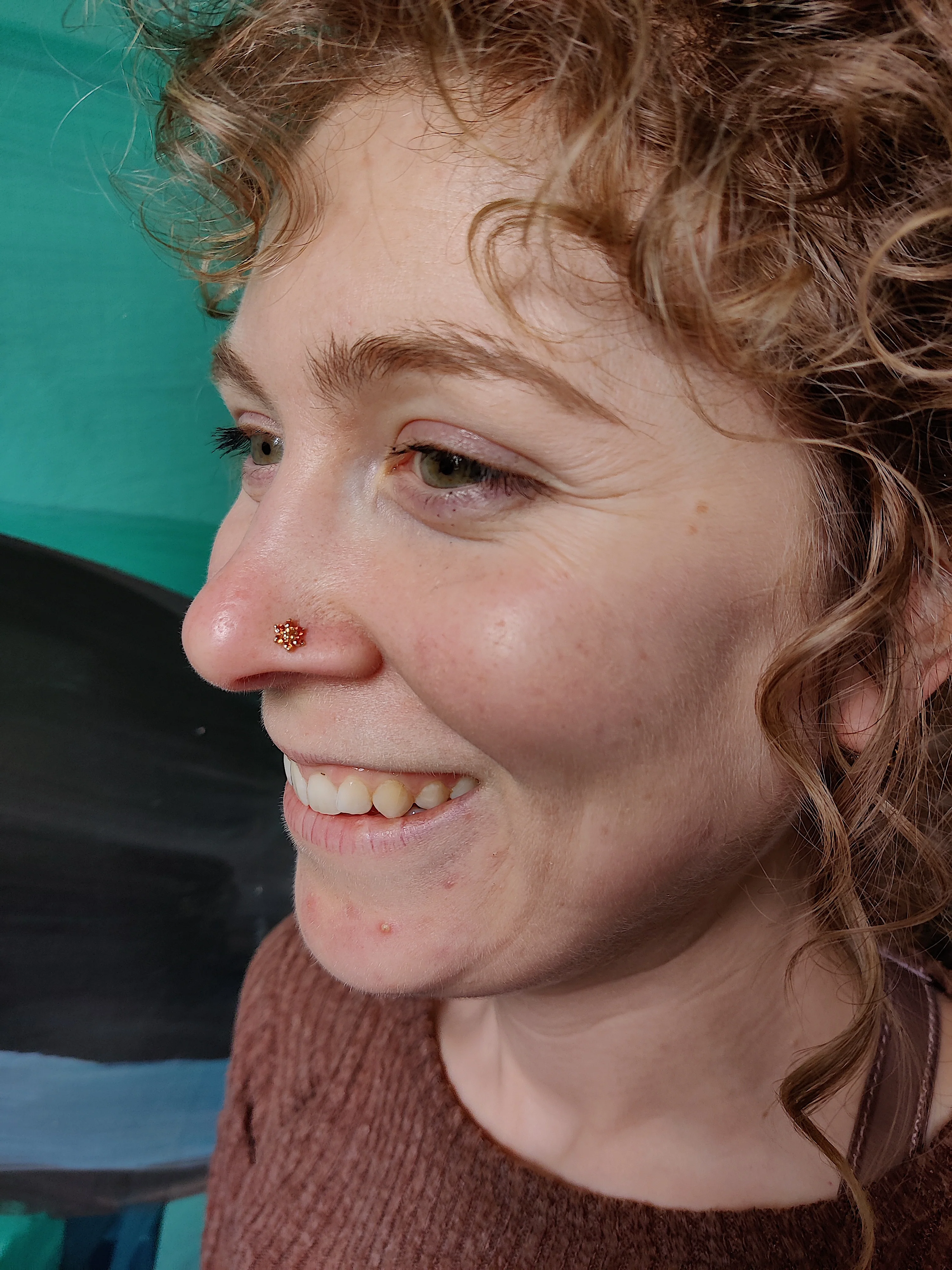 Neuspiercing in 18k geelgoud met saffieren - Rosas