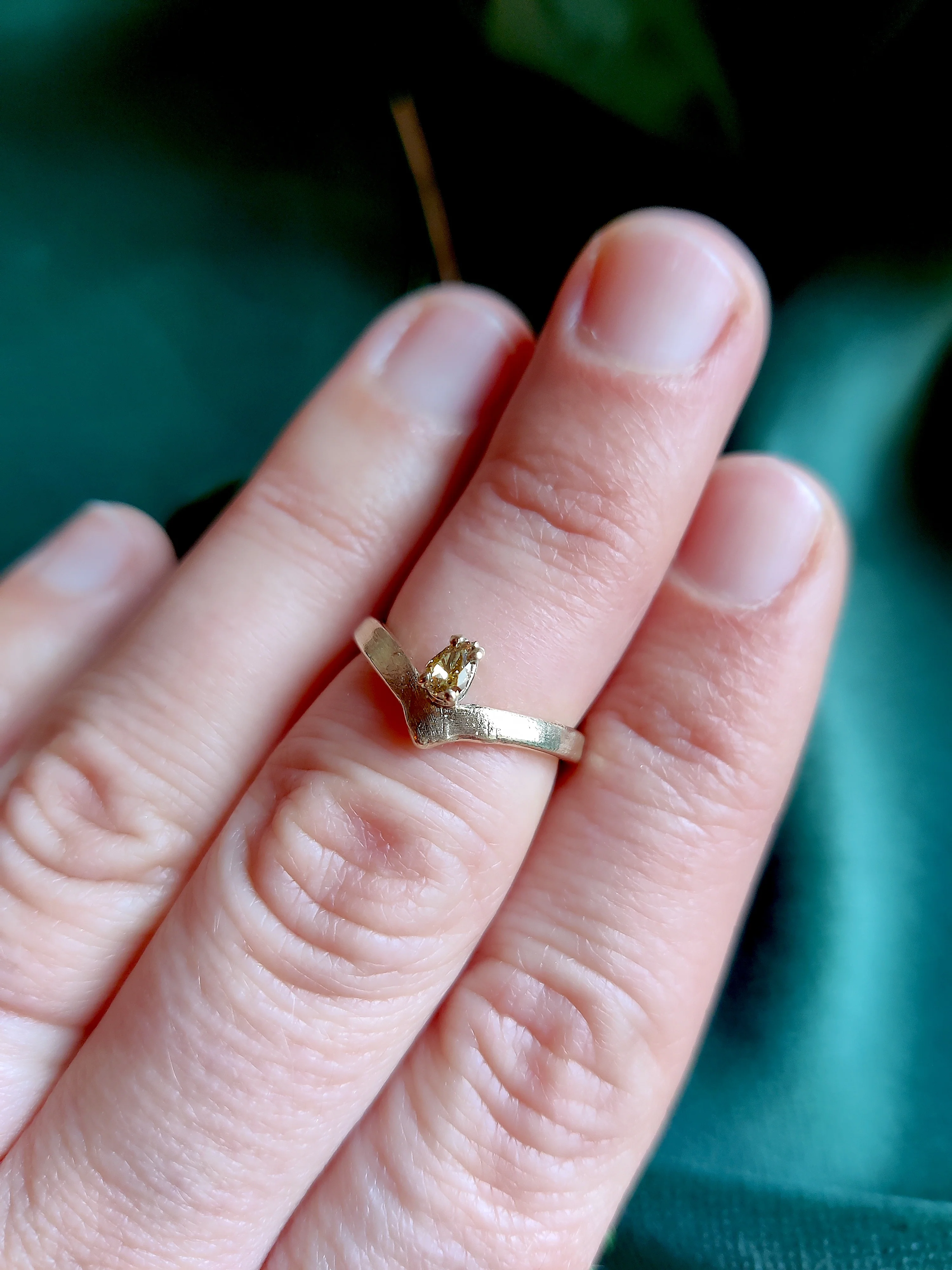 Ring in 14k geel goud met groene peer diamant: Magdalena
