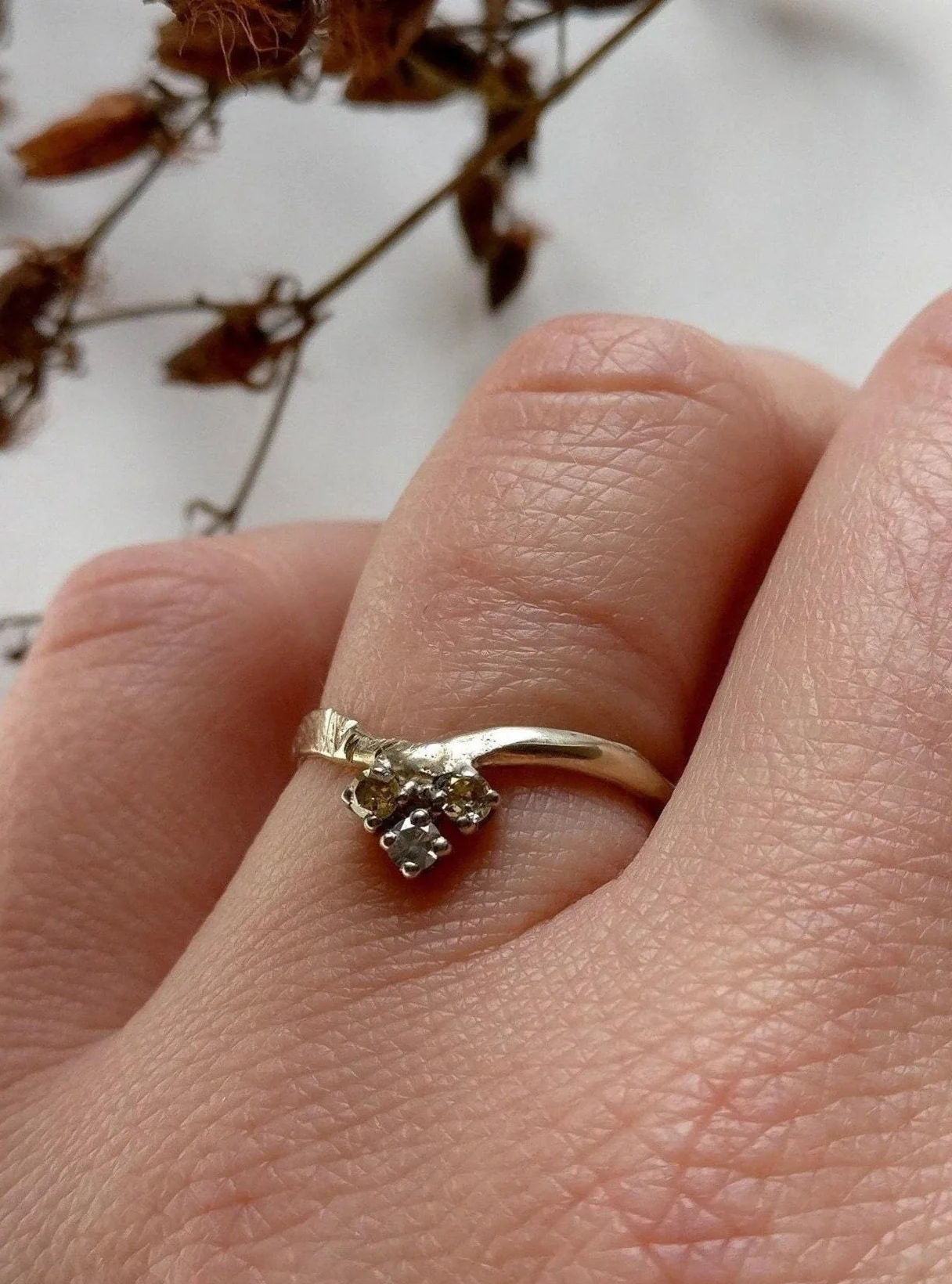 Ring in 18K champagne goud met drie diamantjes: Rosanne