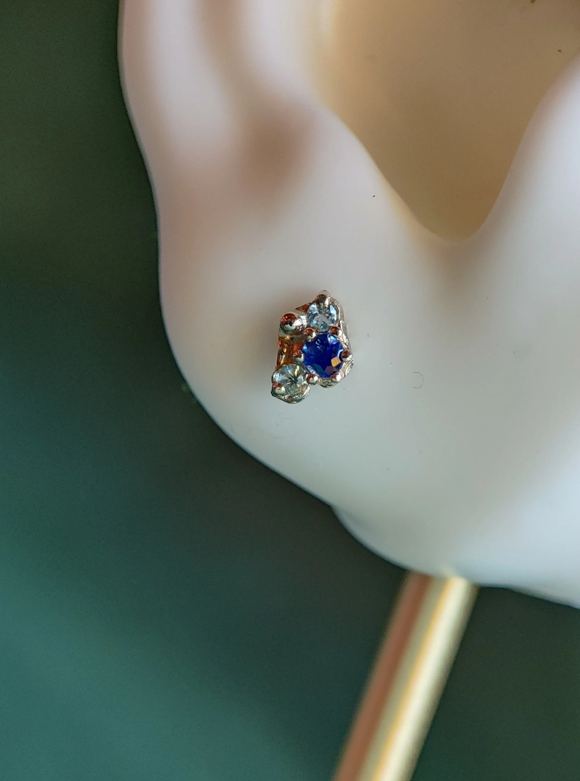 Losse oorbel of neuspiercing in 18k wit goud met saffier en aquamarijn: Rosalie