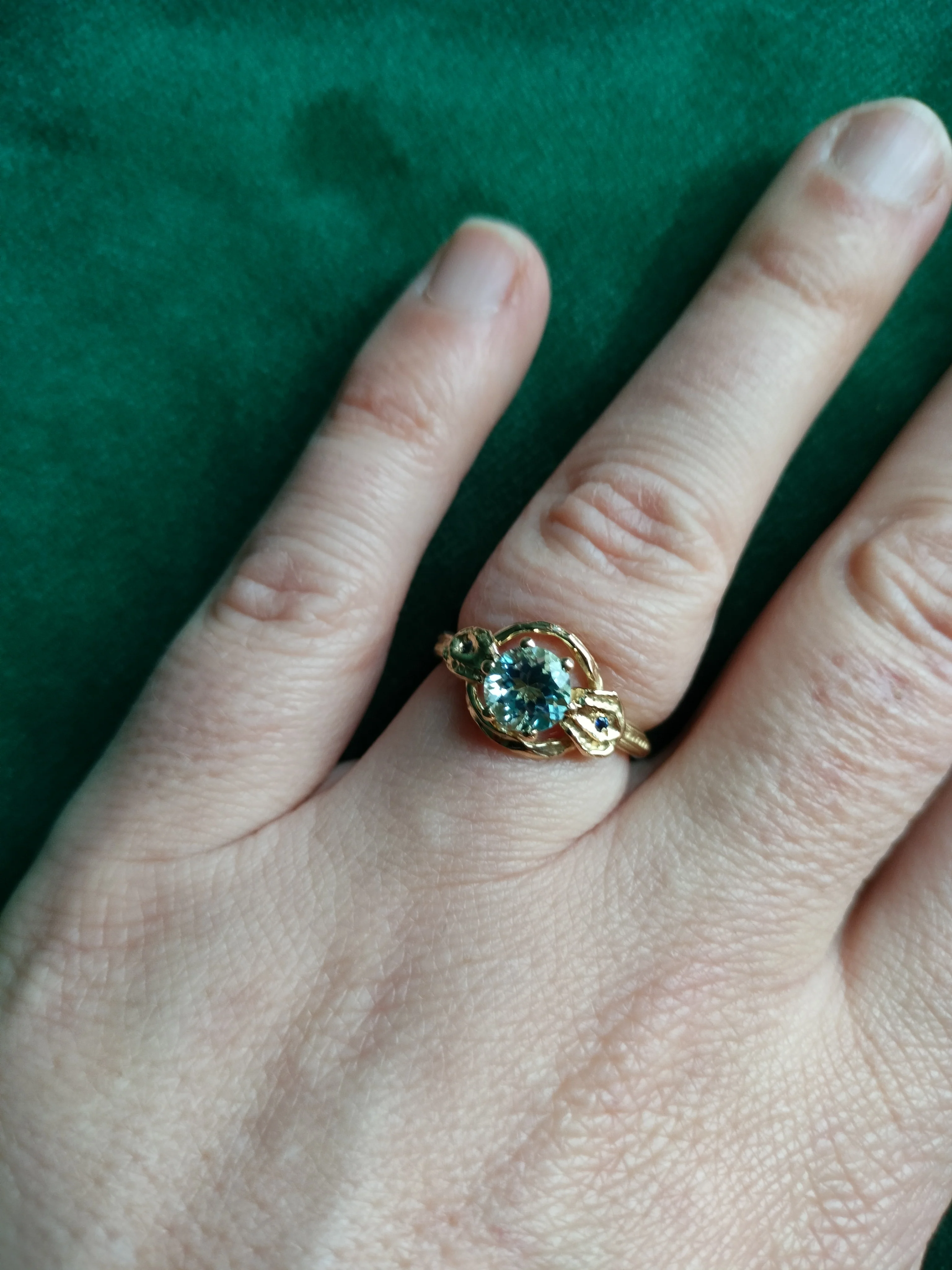 Ring in 18k geel goud met aquamarijn en saffier: Gitta