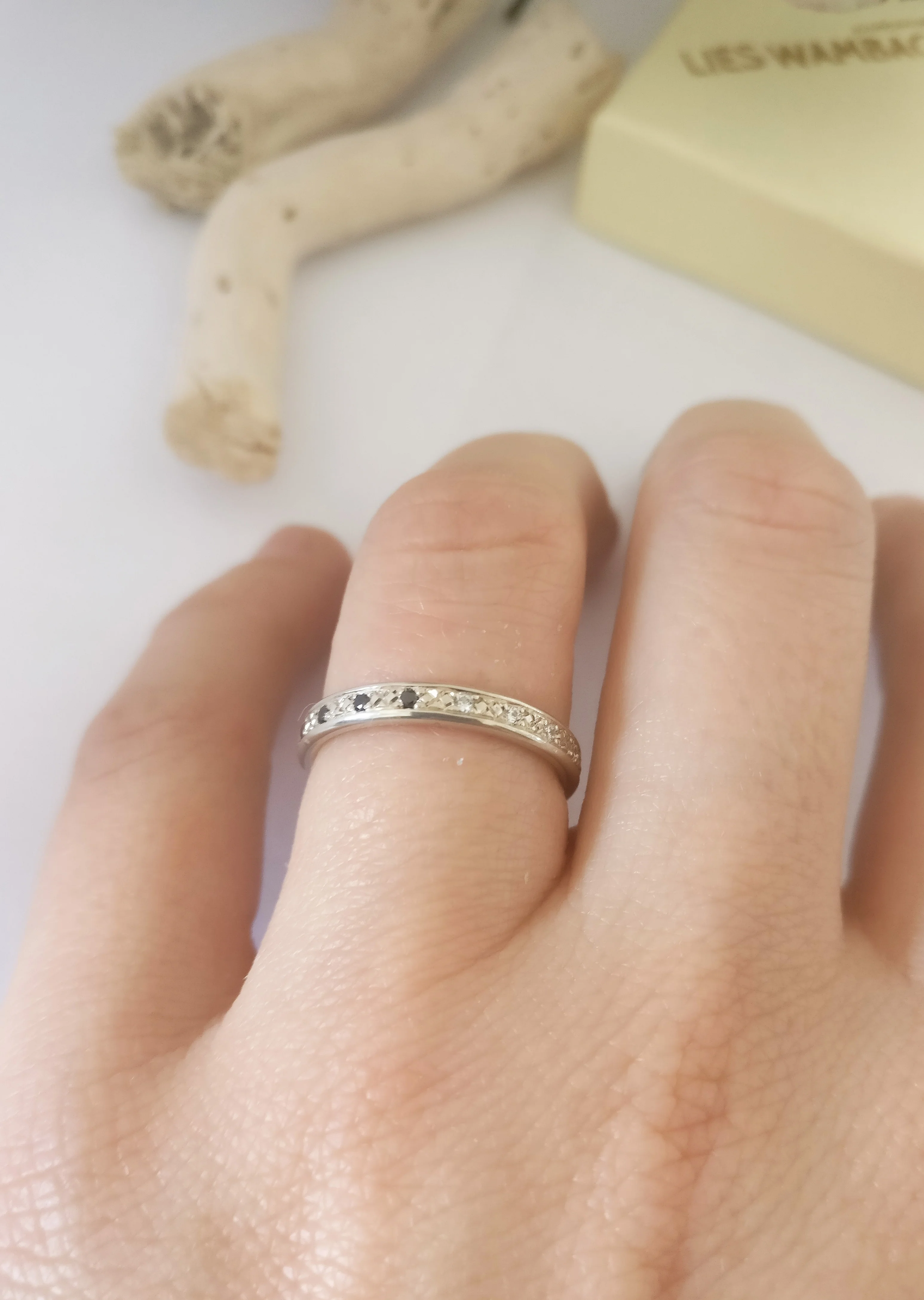 Trouwringen in 18k wit goud met witte en zwarte diamant en zwarte rhodium: David en Iman