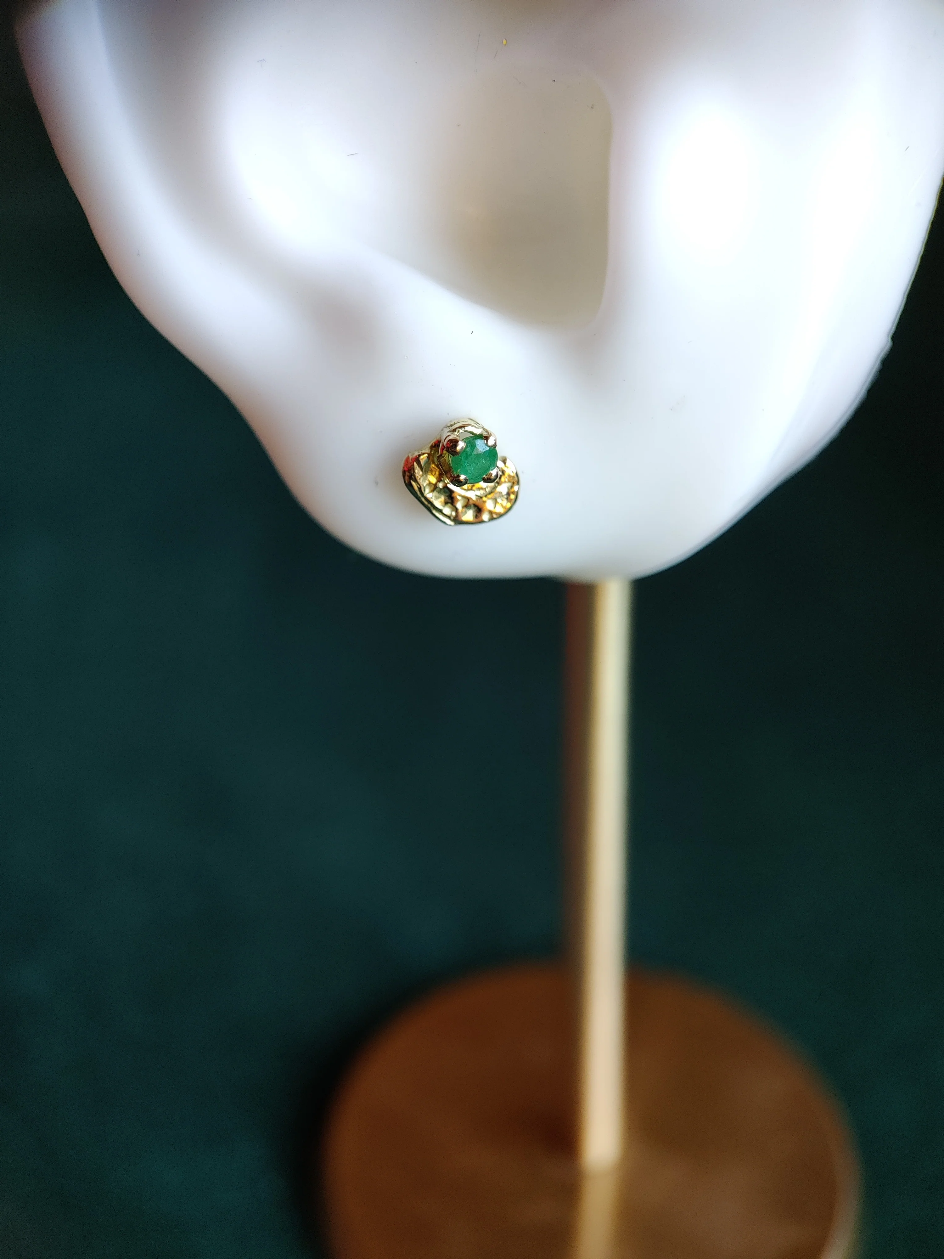 Losse oorbel of neuspiercing in 18k geel goud met smaragd: Annemarie