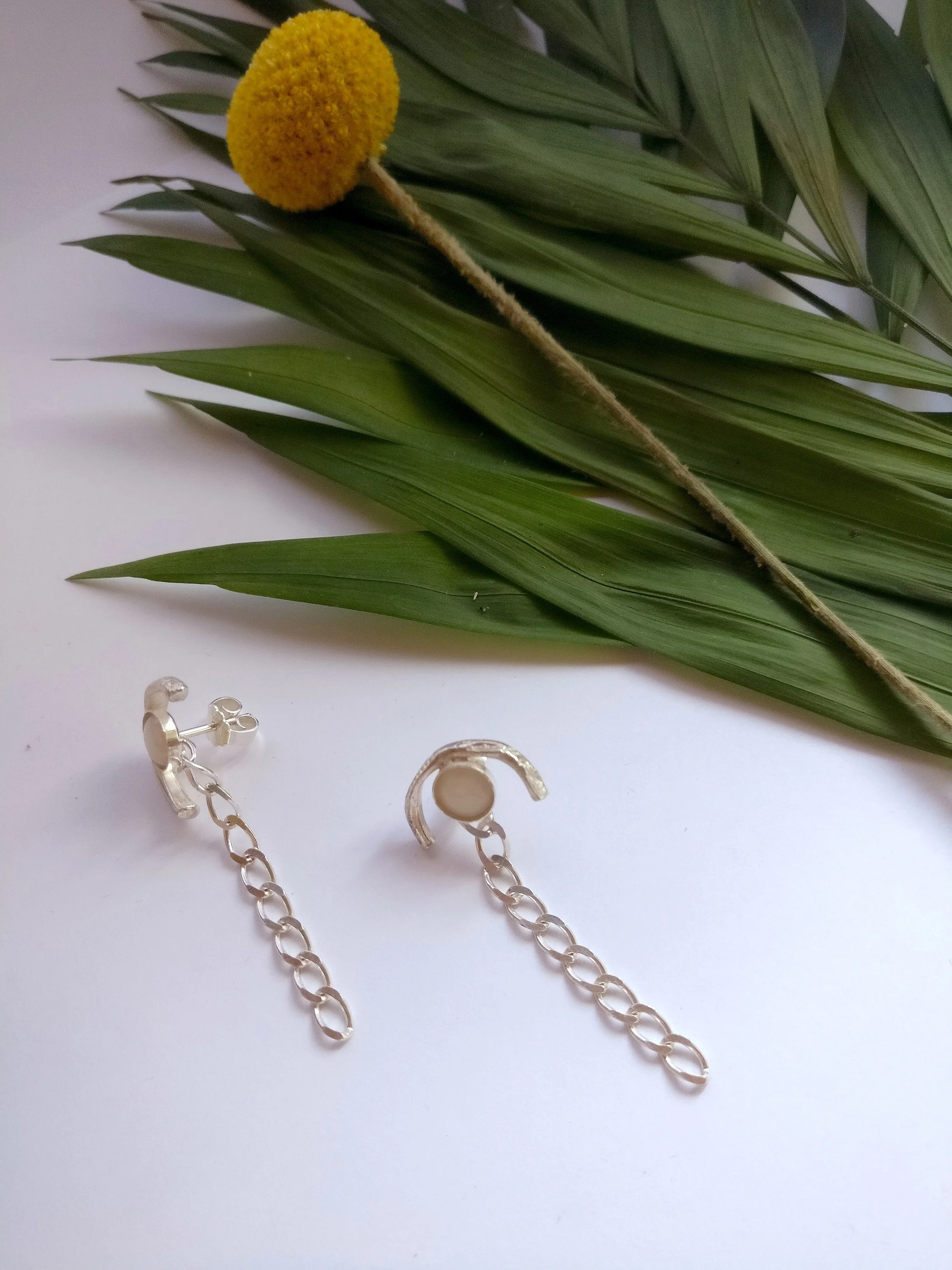 Oorbel in zilver met ronde opaal: Melkopaal