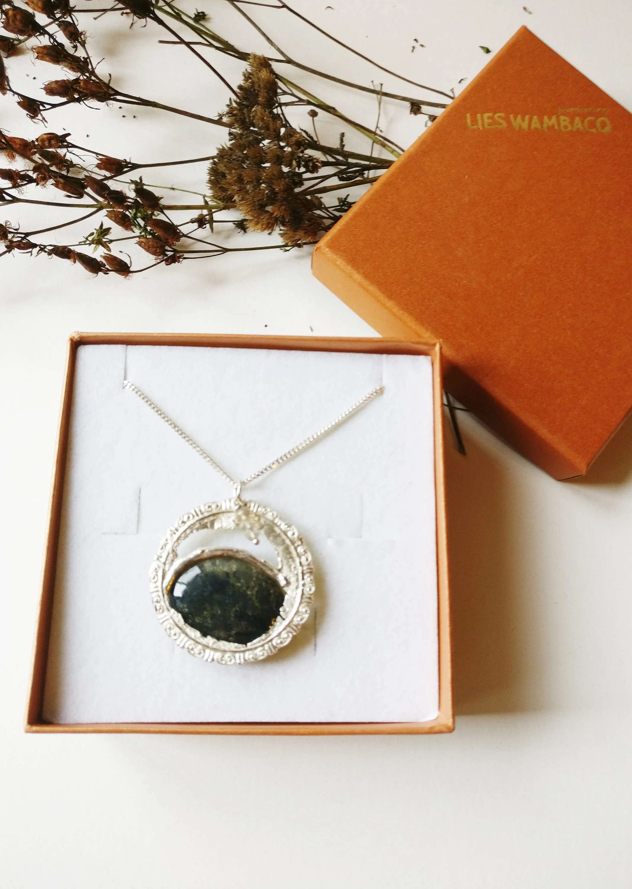 Ketting in zilver met ovalen grote steen en rookkwarts kraaltjes: Fossiel Koraal