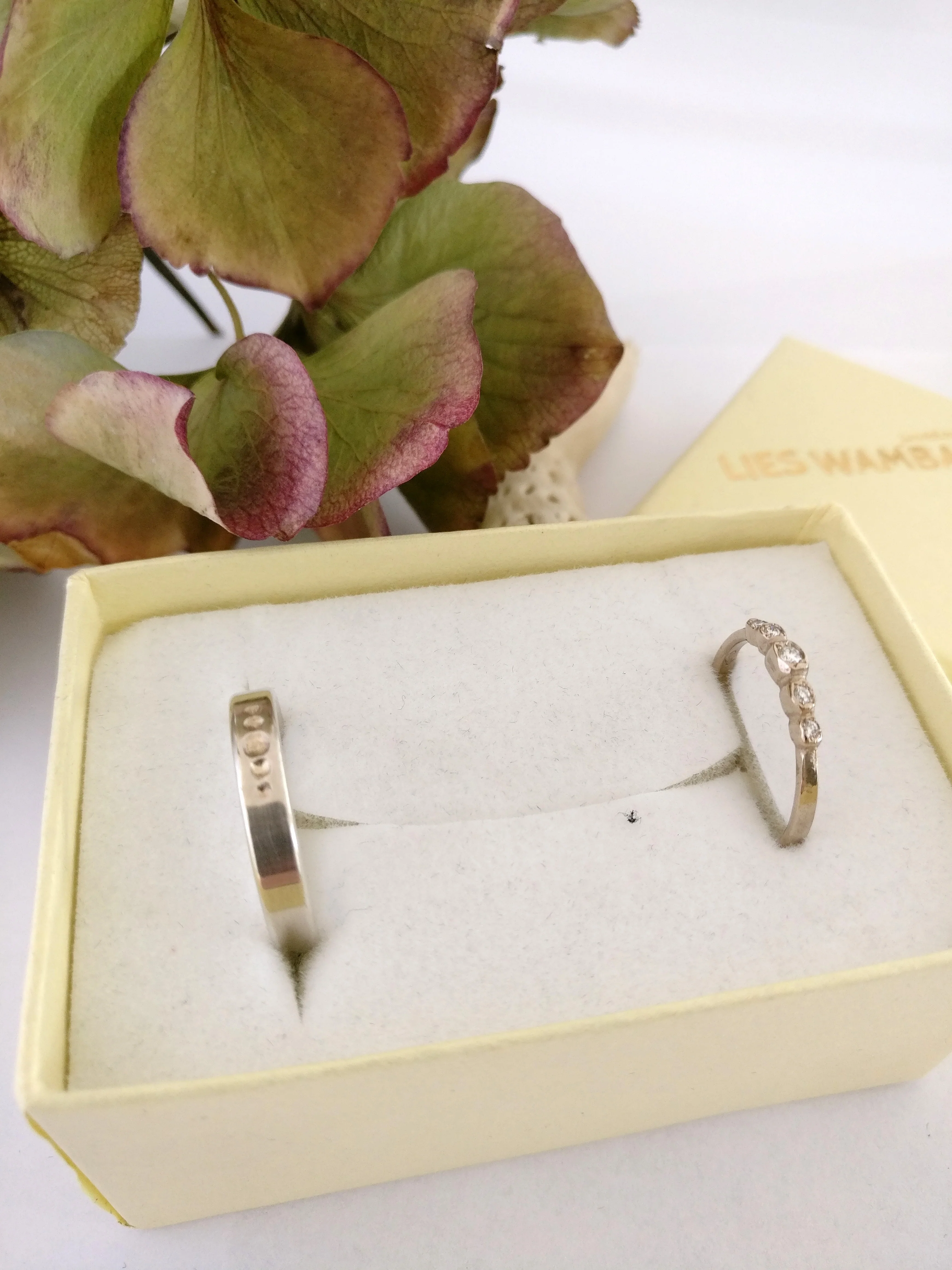 Trouwringen in 18k wit goud met diamant: Albert en Victoria