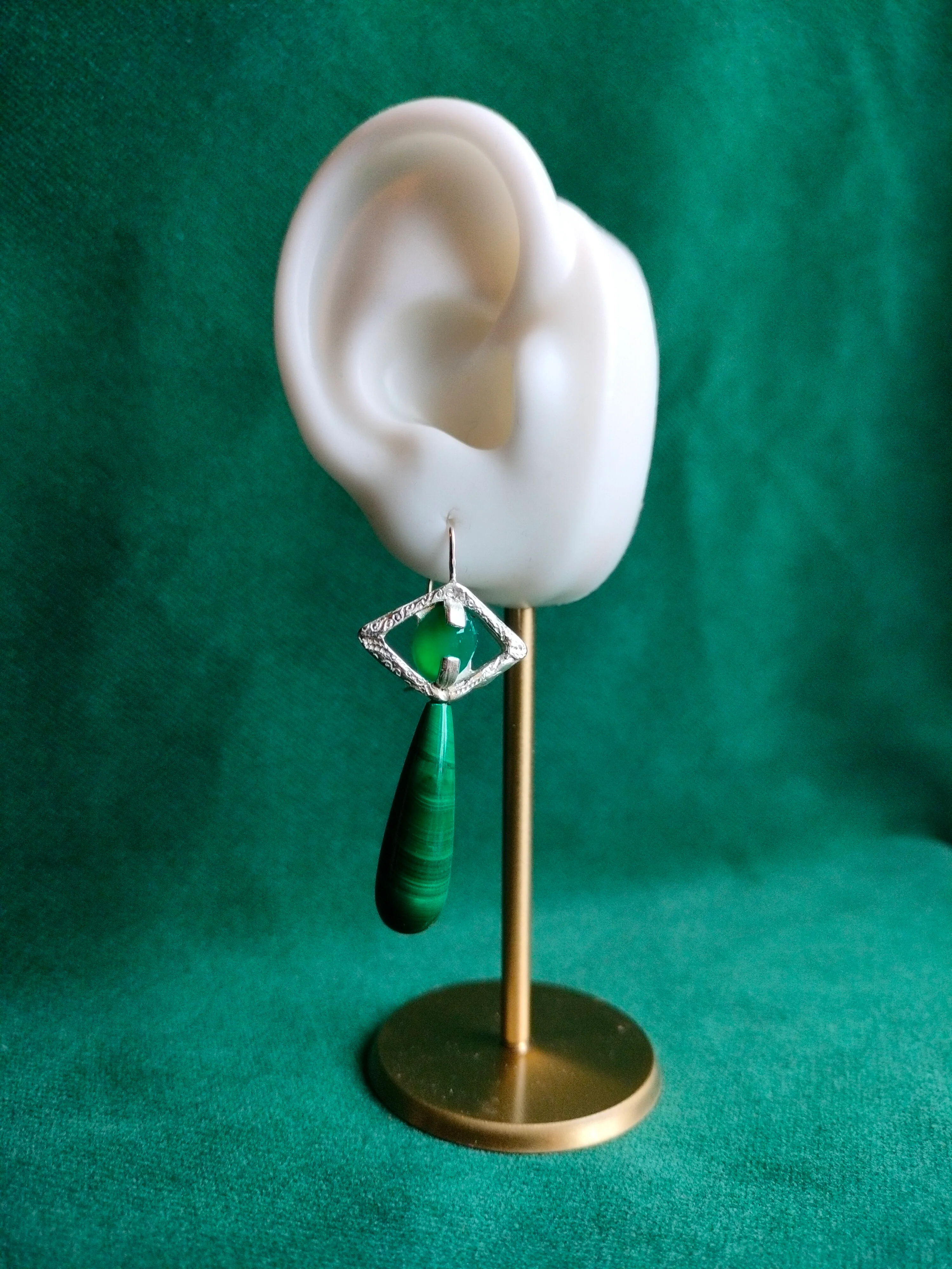 Oorbel in zilver met malachiet druppels en groene agaat: Annika