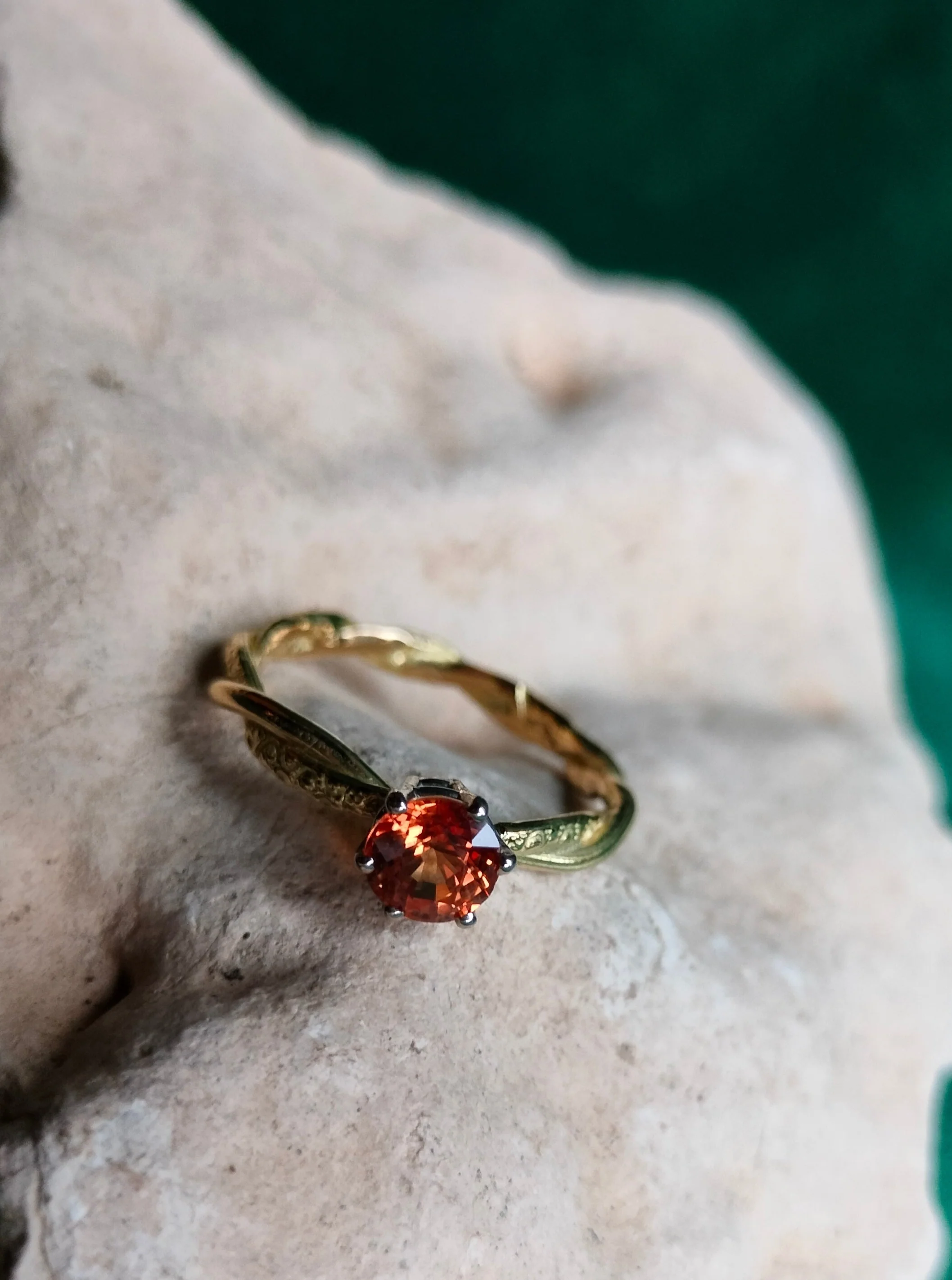 Ring in 18k geel goud met rode saffier - Sylvie