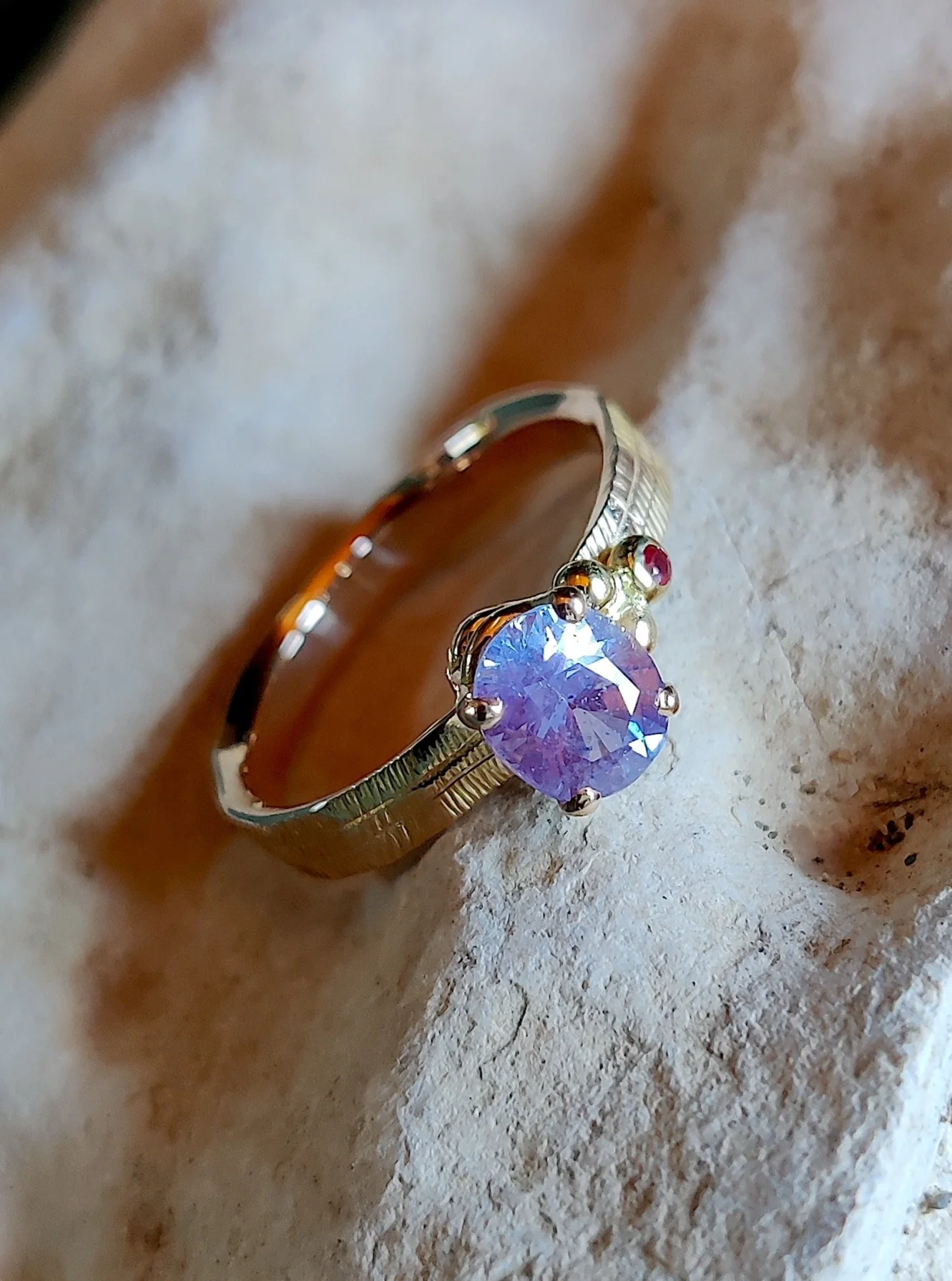 Ring in 18K rosé goud met paarse saffier en granaatje: Violetta