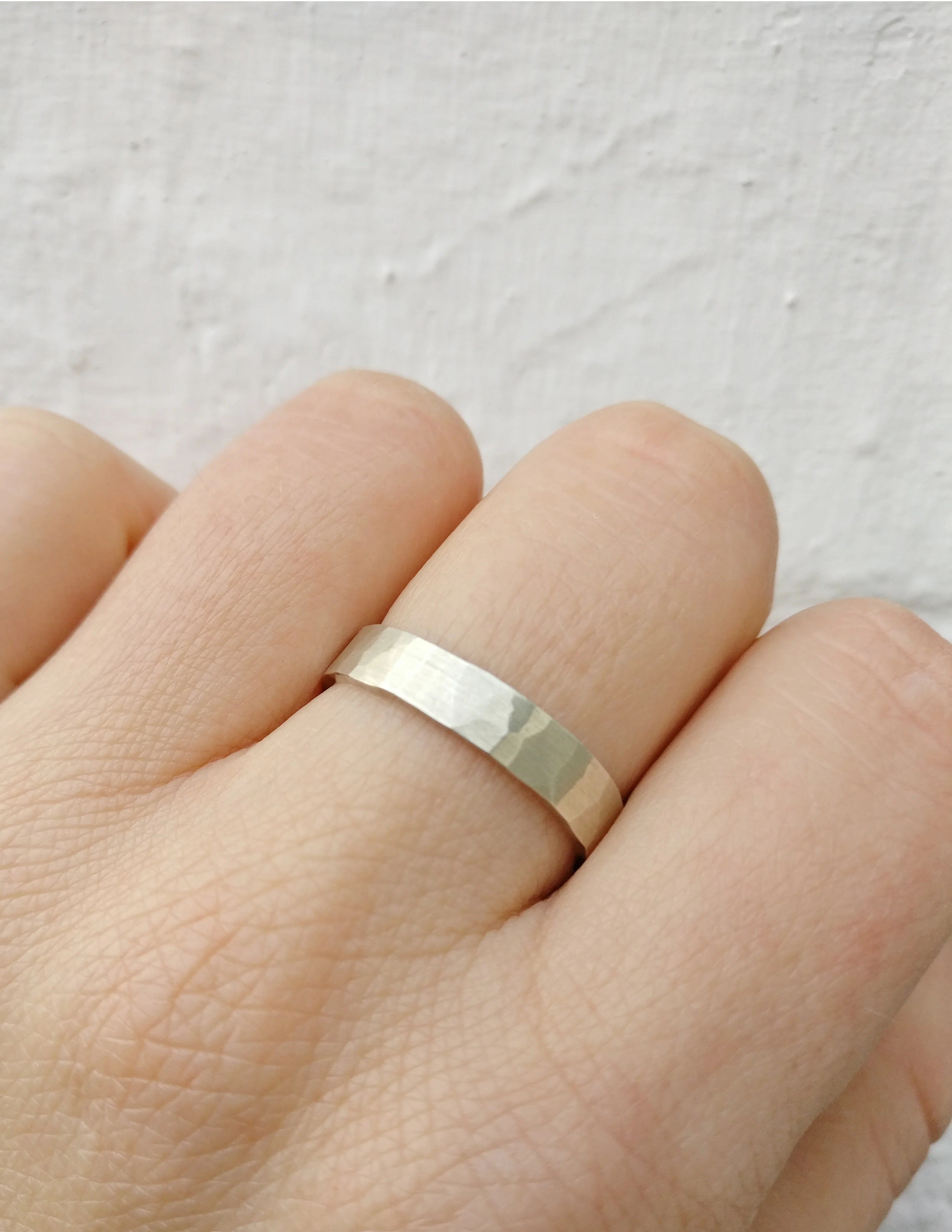 Trouwringen in 18k wit goud met diamant: Yoko en John