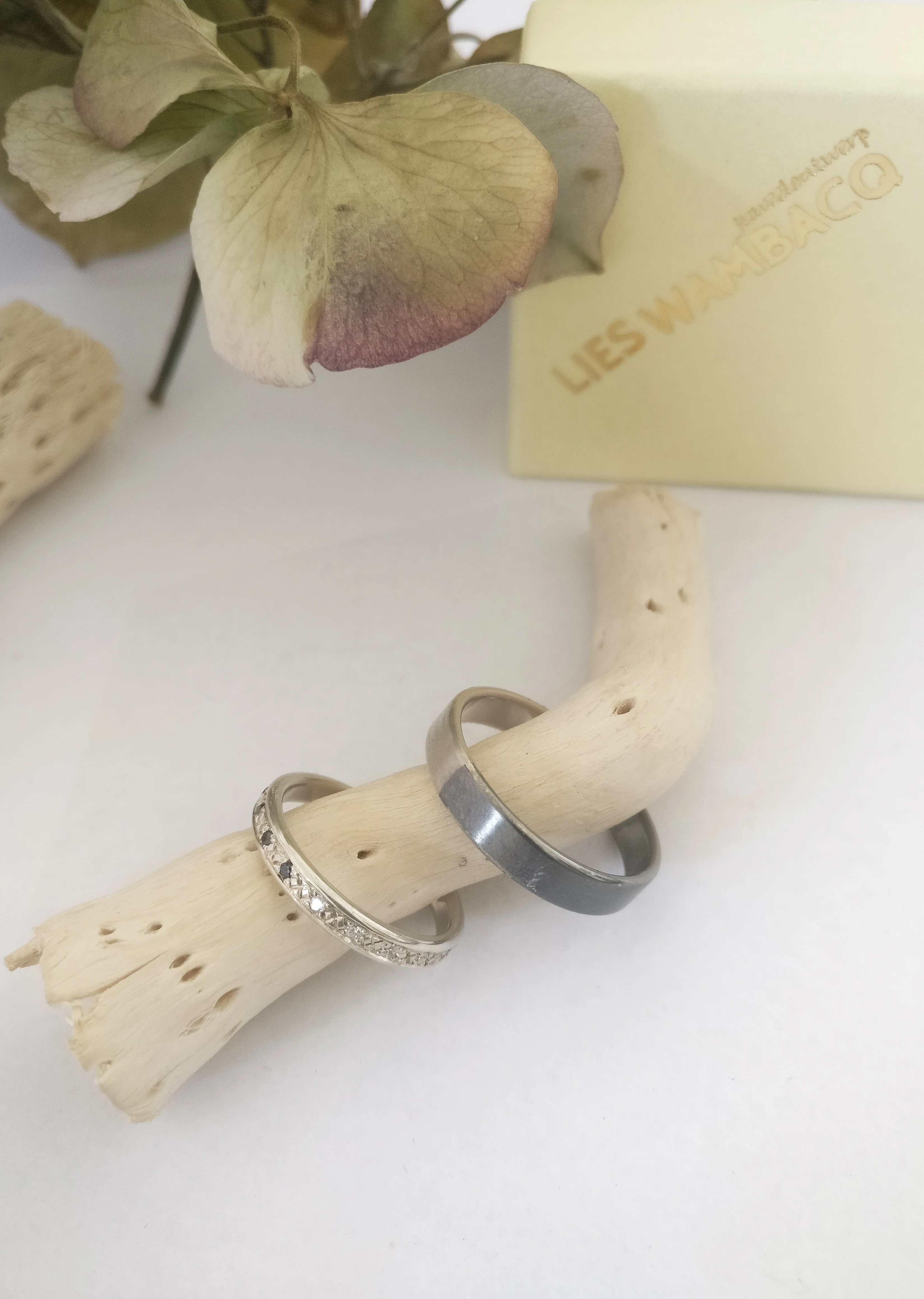 Trouwringen in 18k wit goud met witte en zwarte diamant en zwarte rhodium: David en Iman