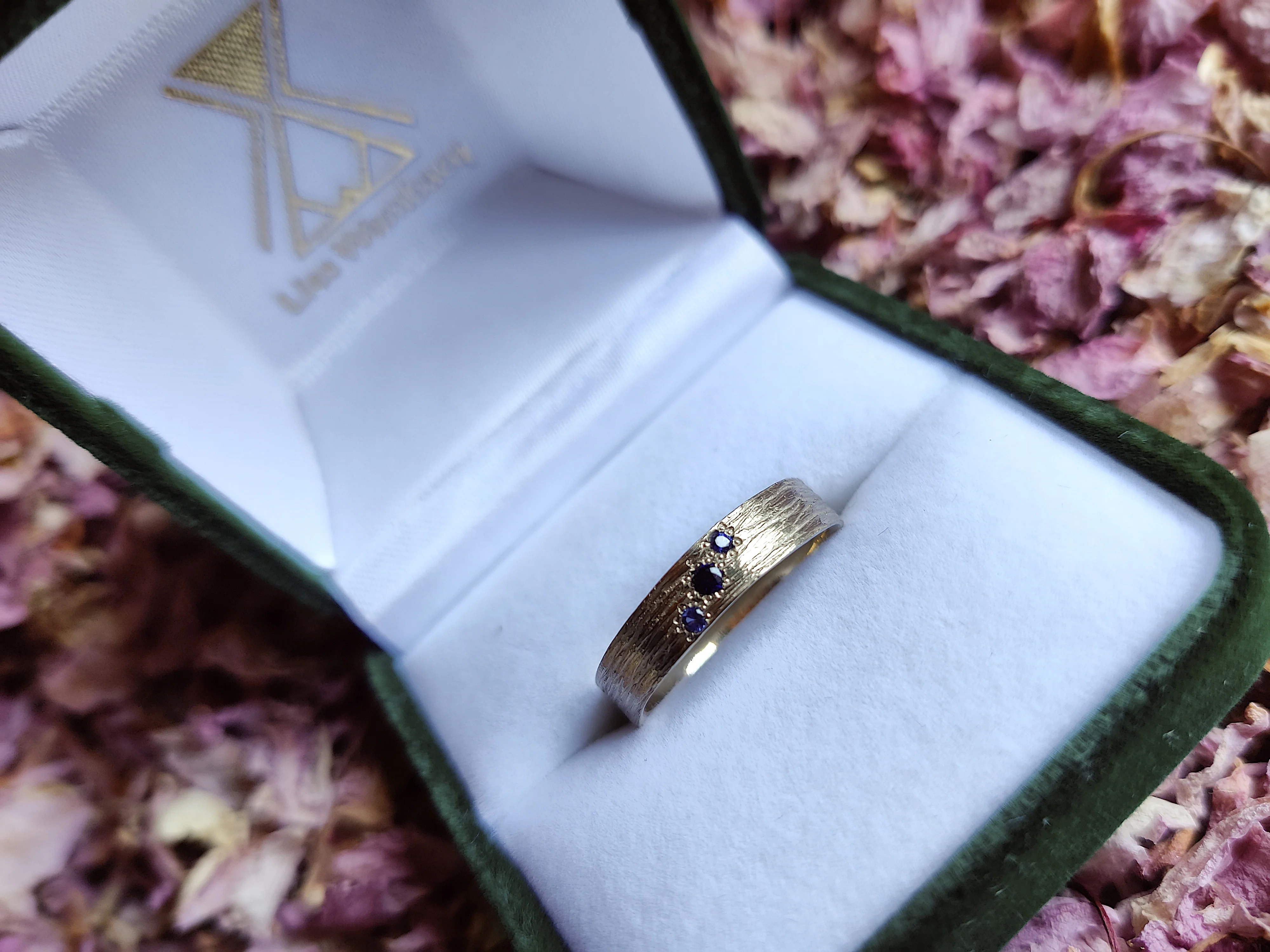 Trouwring in 18k champagne wit goud met saffier- Arwen