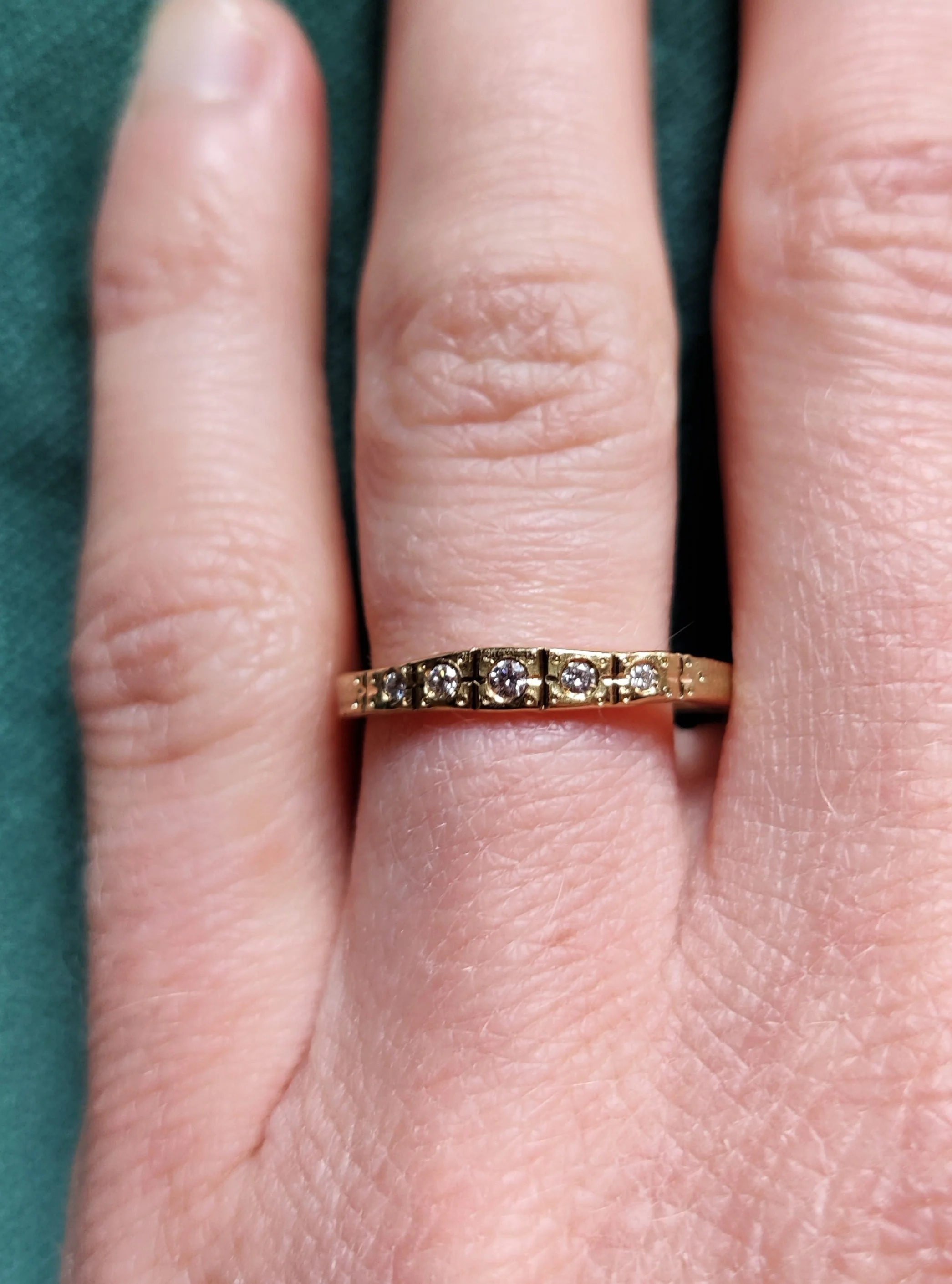 Ring in 18k geel goud met witte diamanten - Frida