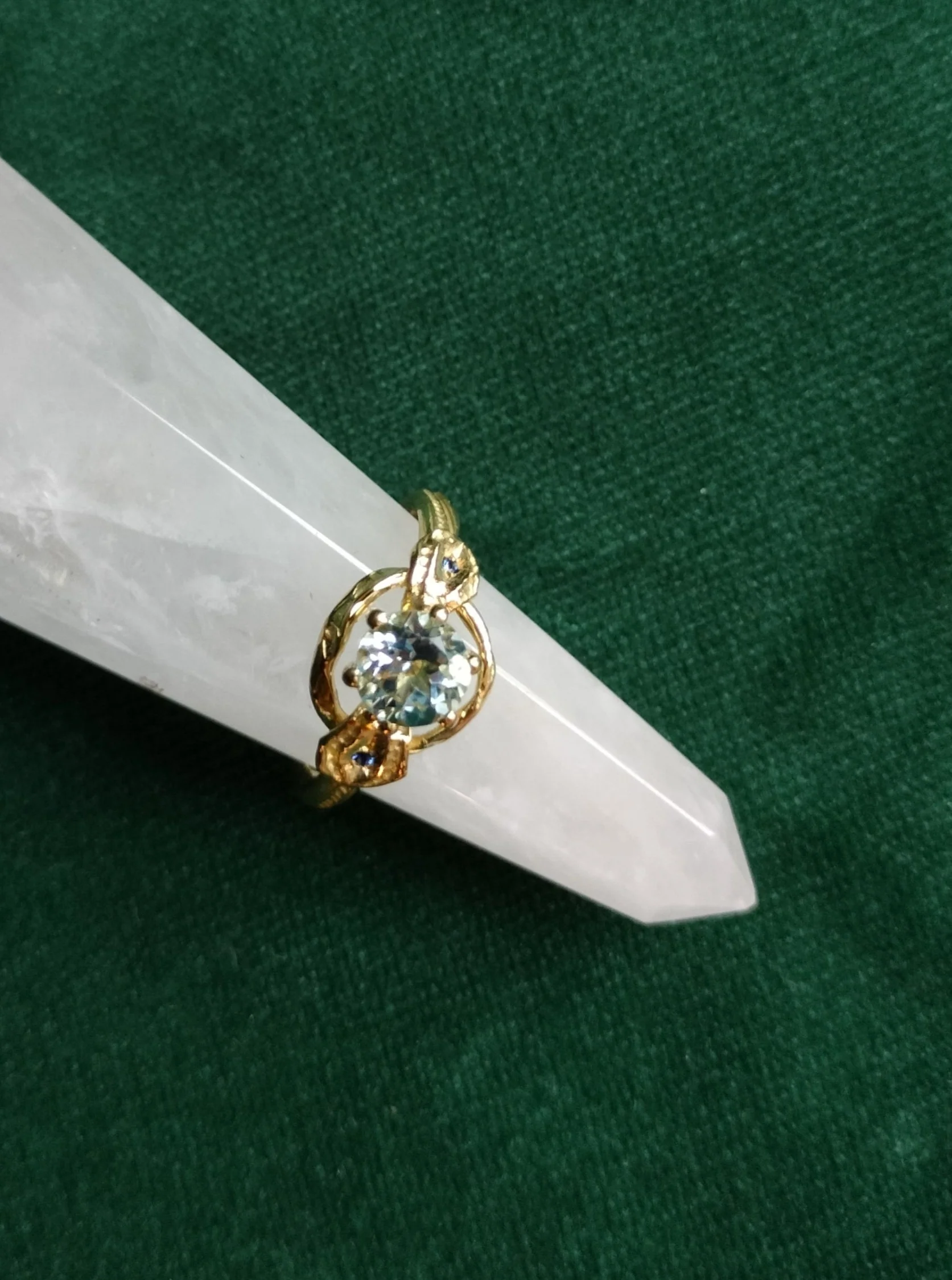 Ring in 18k geel goud met aquamarijn en saffier: Gitta