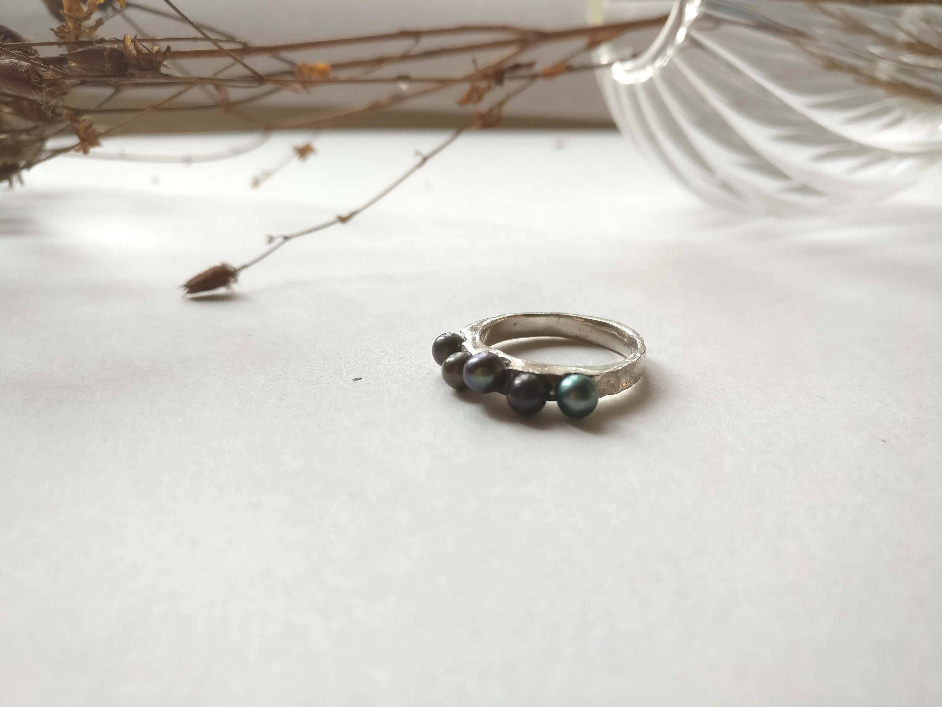 Zilveren ring met zwarte parels: Estee