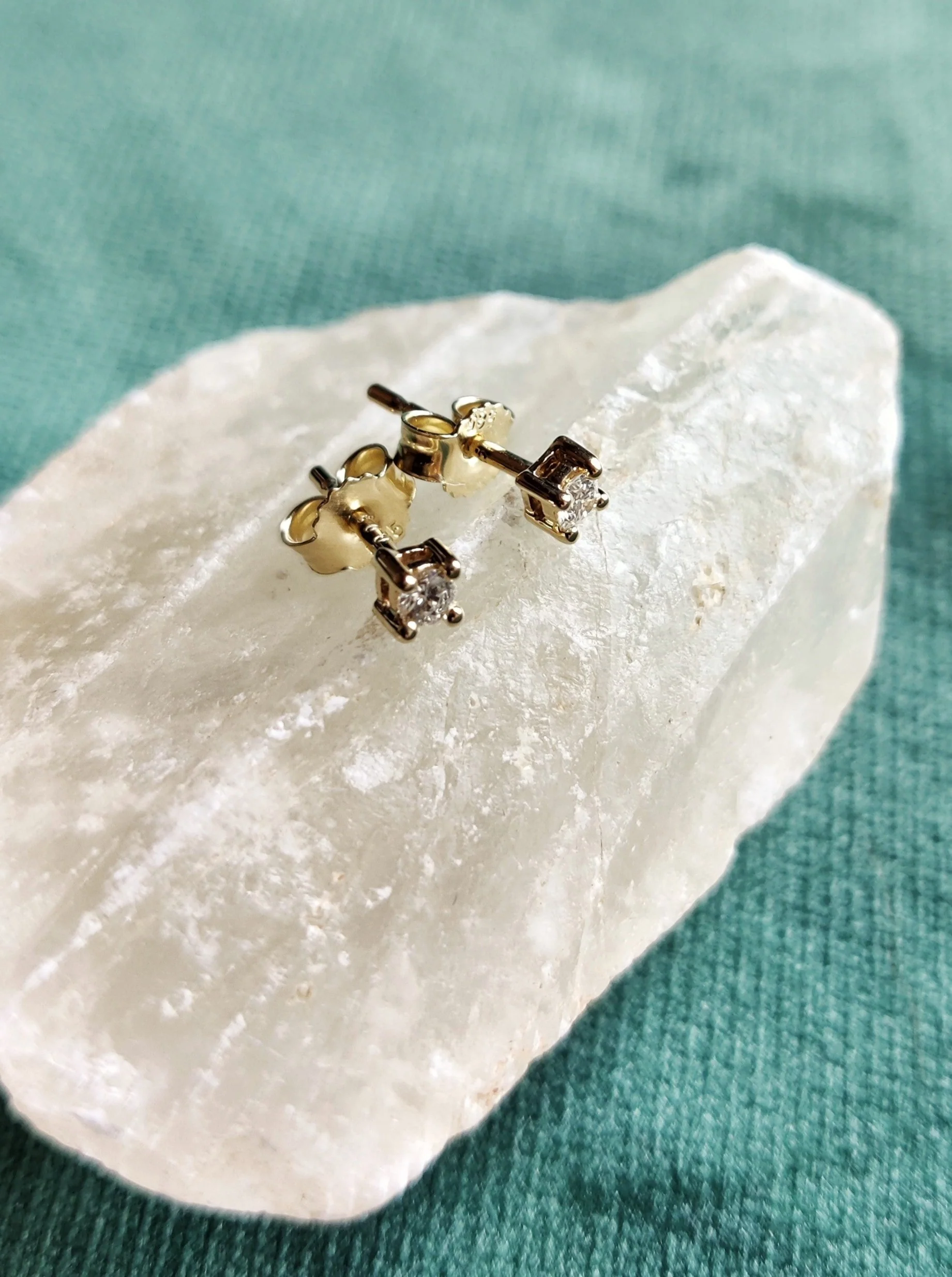 Oorbel in 14k geel goud met diamant - Leen