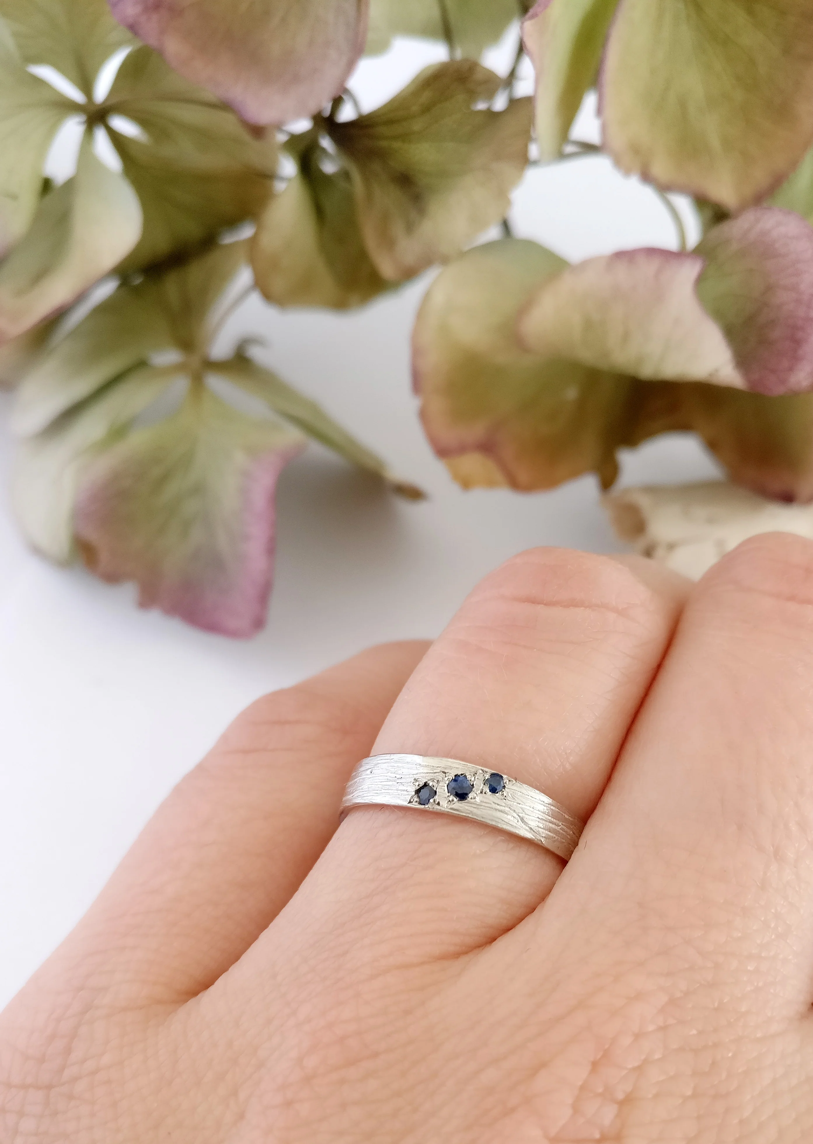 Trouwringen in 18k wit goud met saffier: Arwen en Aragon