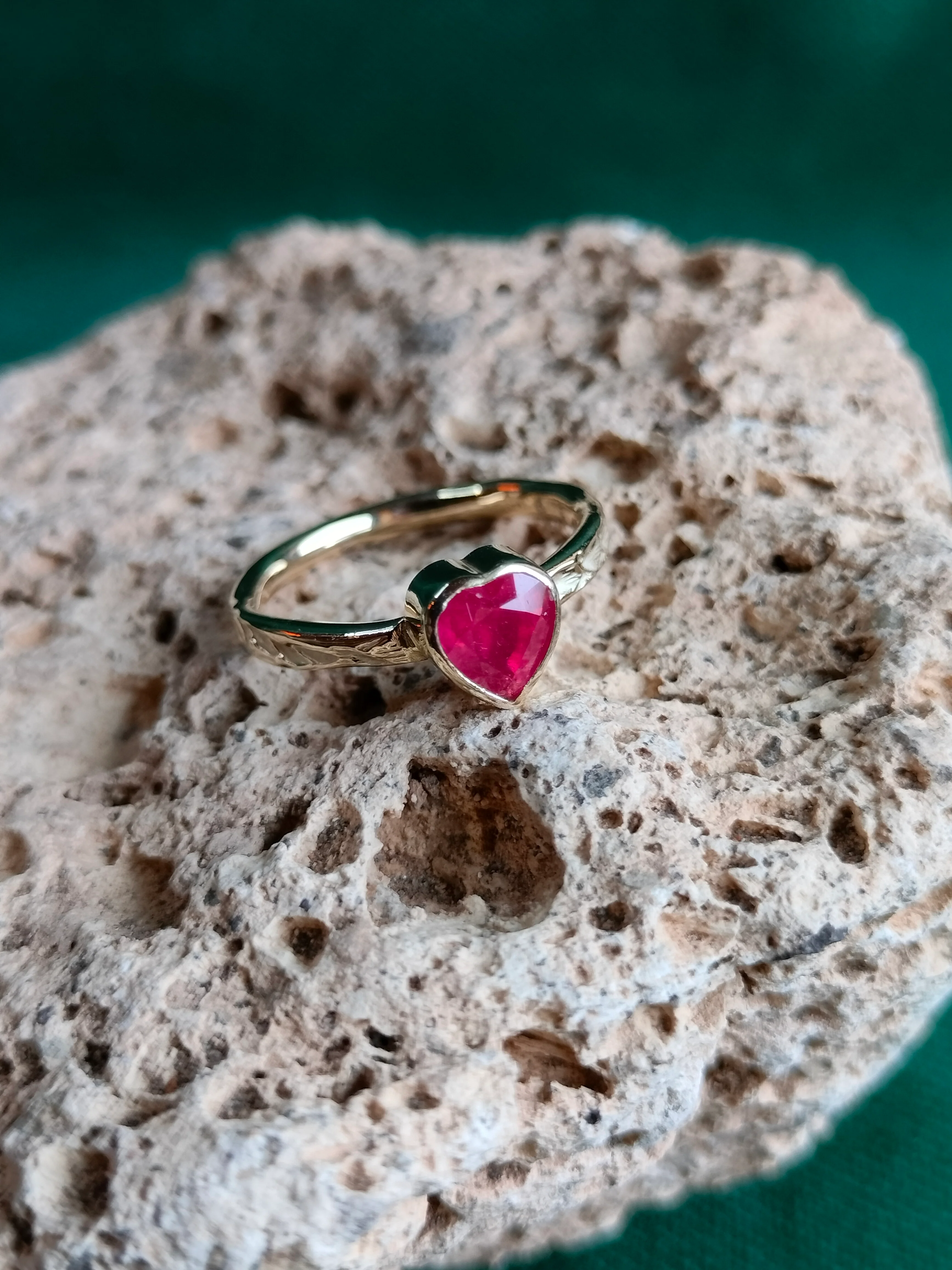 Ring in 14k geel goud met hartvormige robijn: Finne