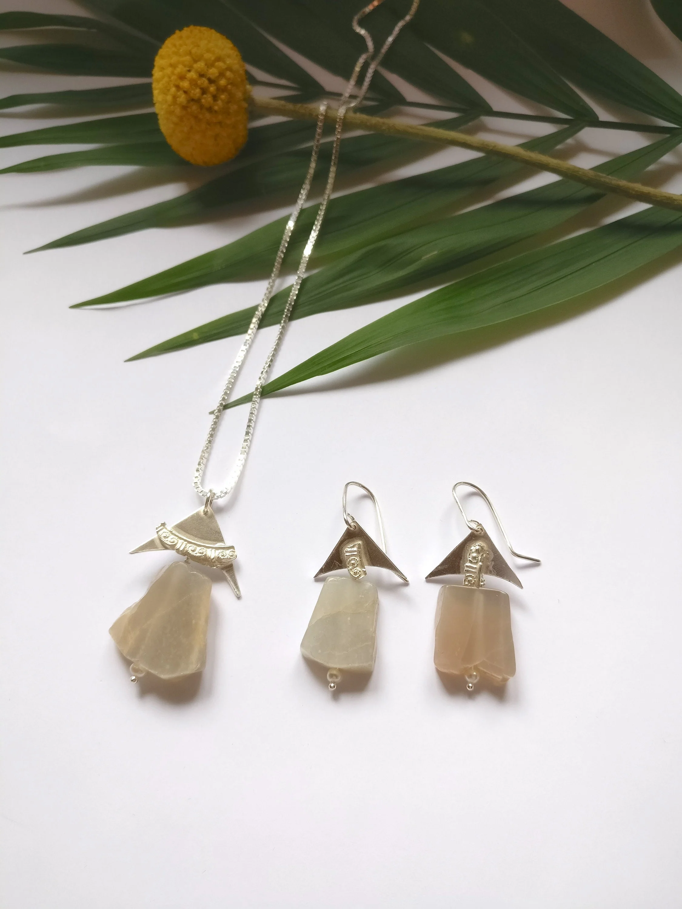 Set van ketting en oorbel in zilver met grijze maansteen en witte parels: Luna