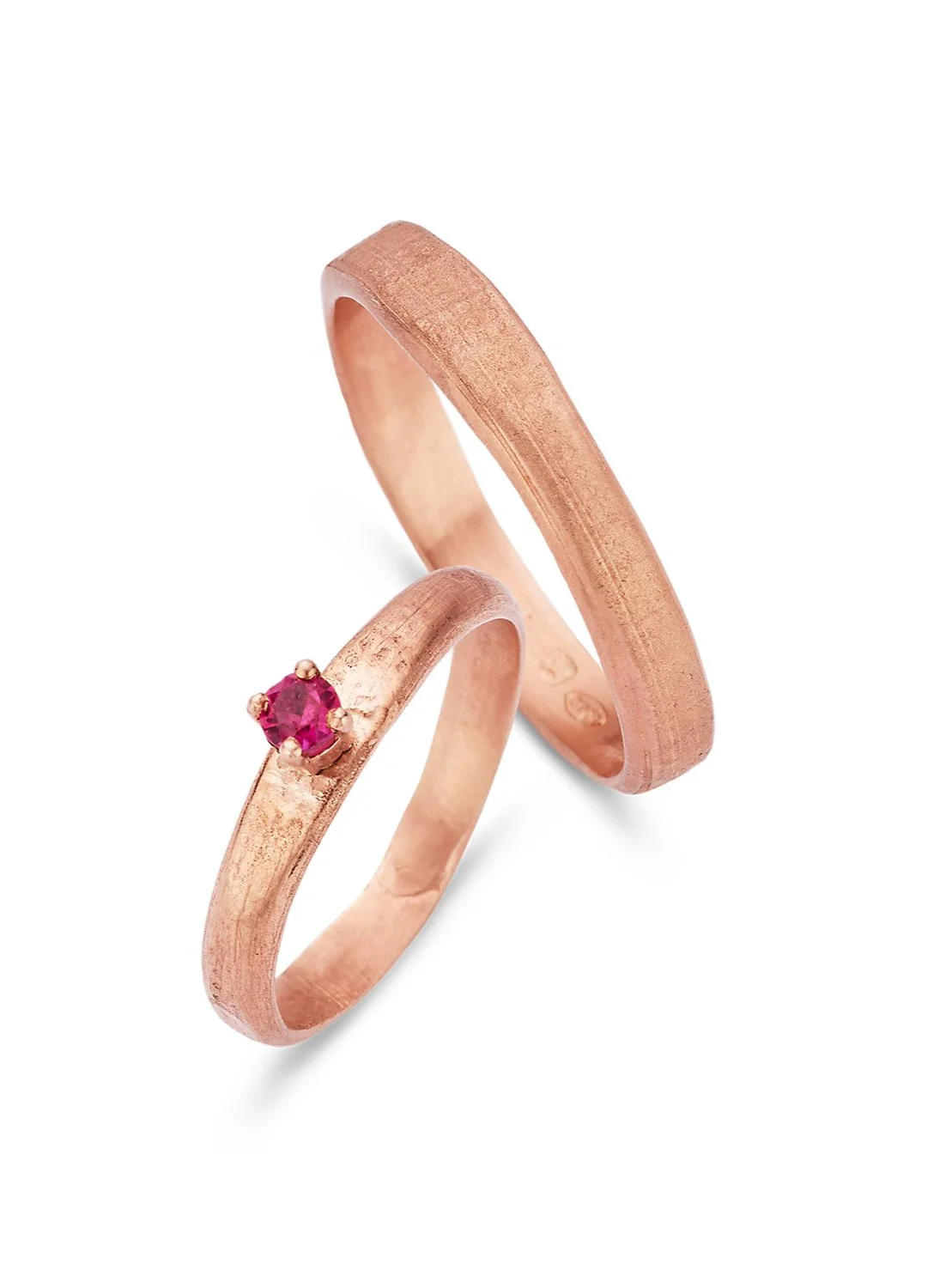 Trouwringen in 18k rosé goud met robijn: Nefertiti en Ramses