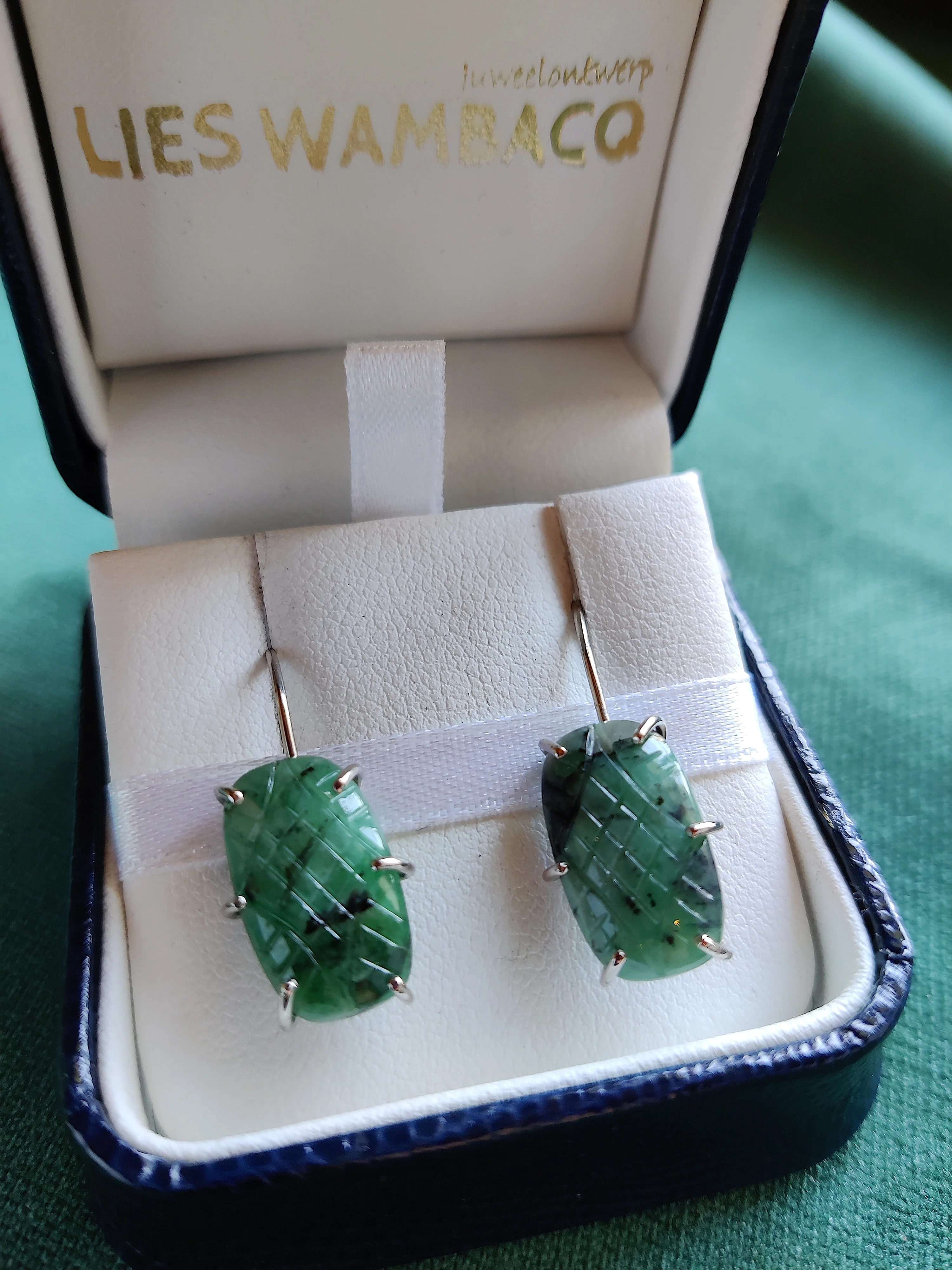 Oorhanger in 18k wit goud met smaragd: Nell