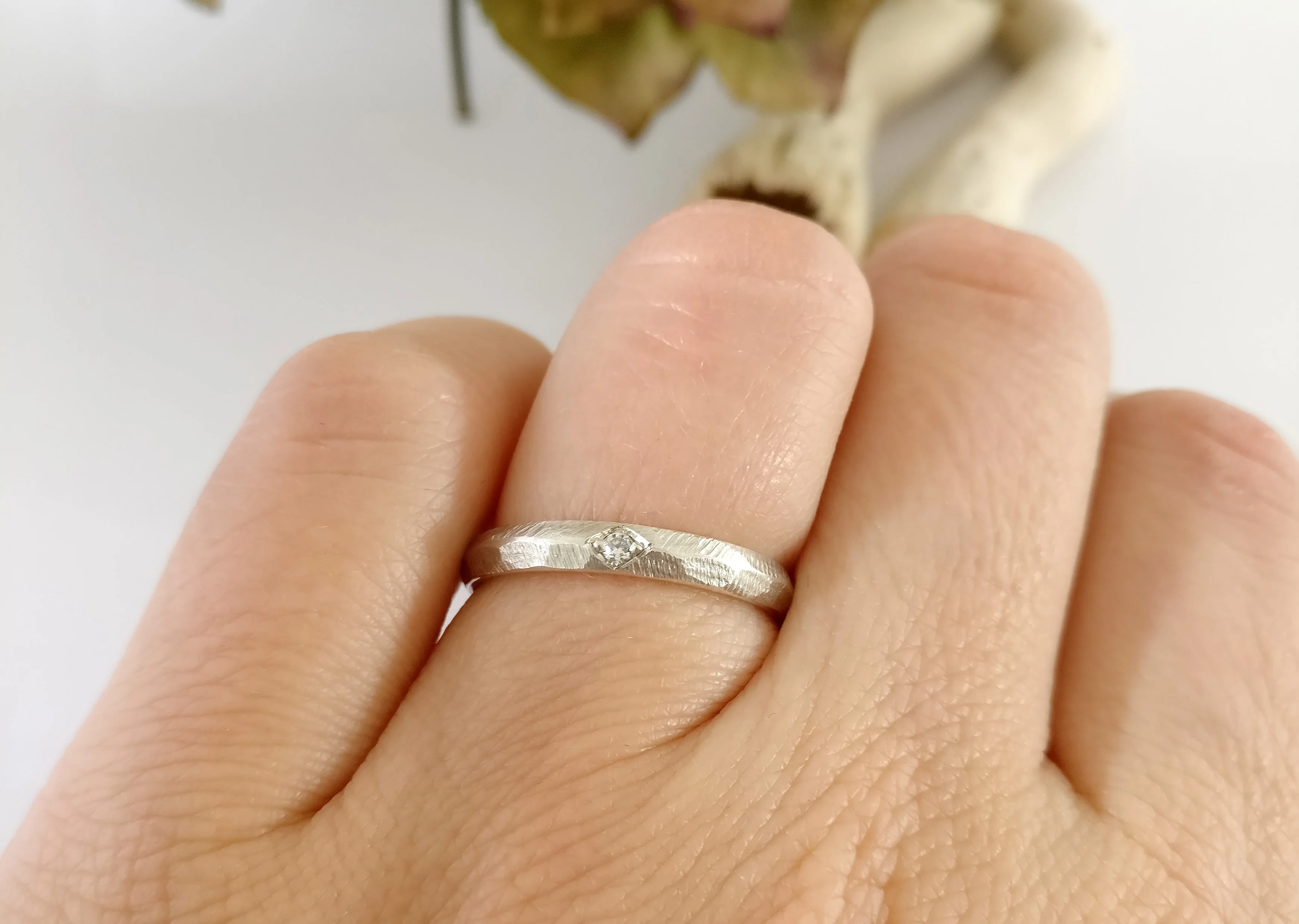 Trouwringen in 18k wit goud met diamant en saffier: Courtney en Kurt