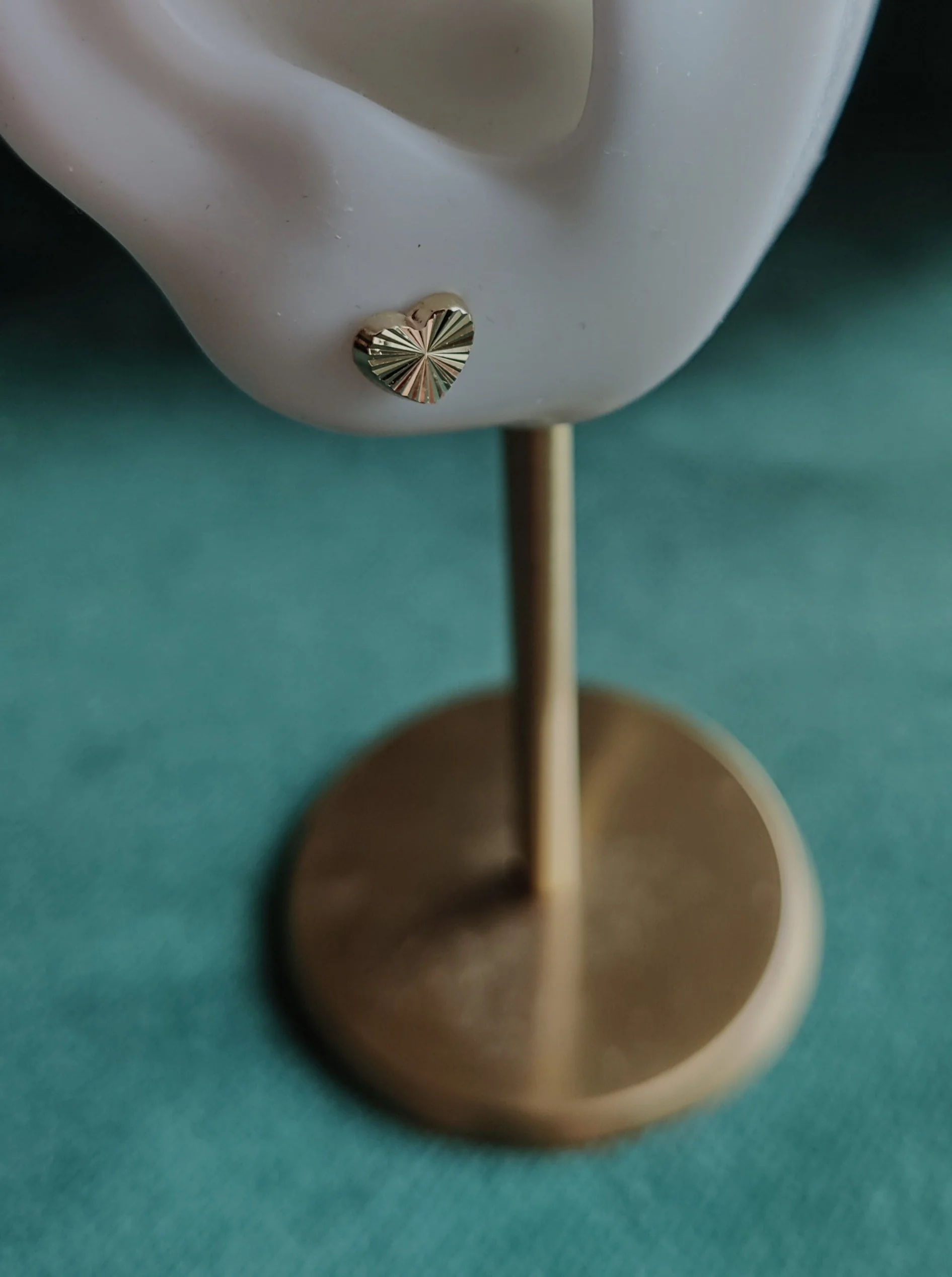 Oorbel in 14k geel goud met hartje - Lena