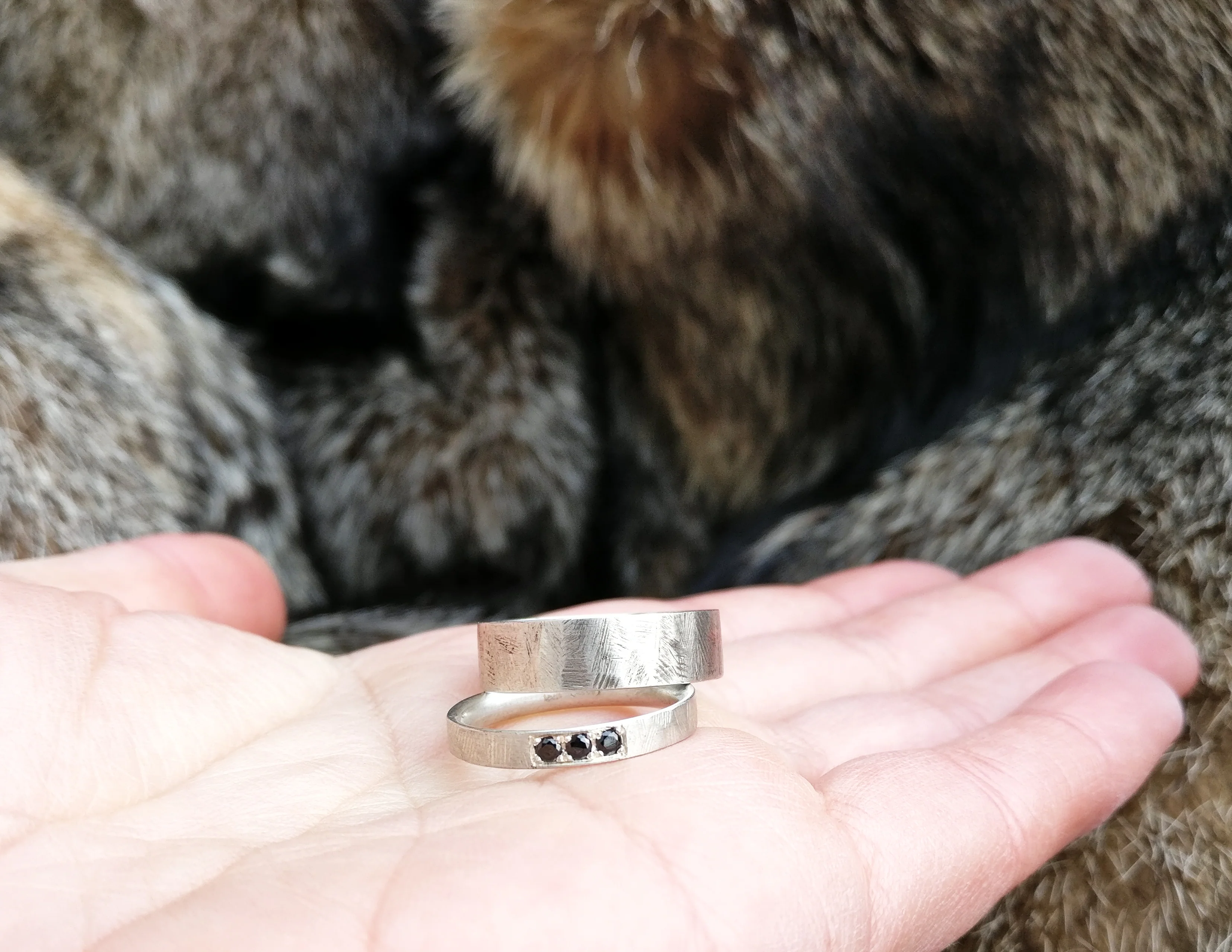 Trouwringen in 18k wit goud met zwarte diamant: Caesar en Cleopatra