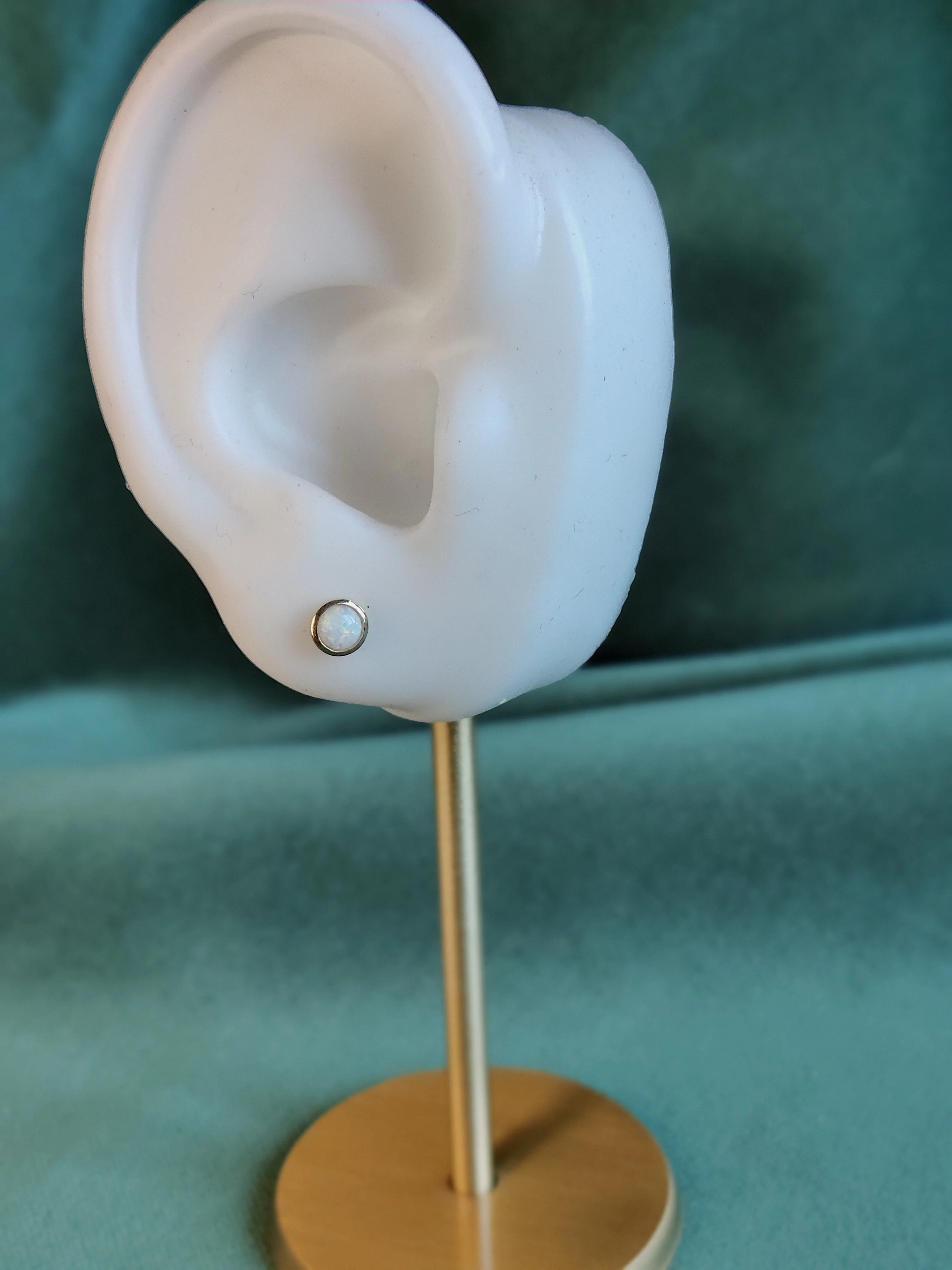 Oorbel in 14k geel goud met opaal: Juuno