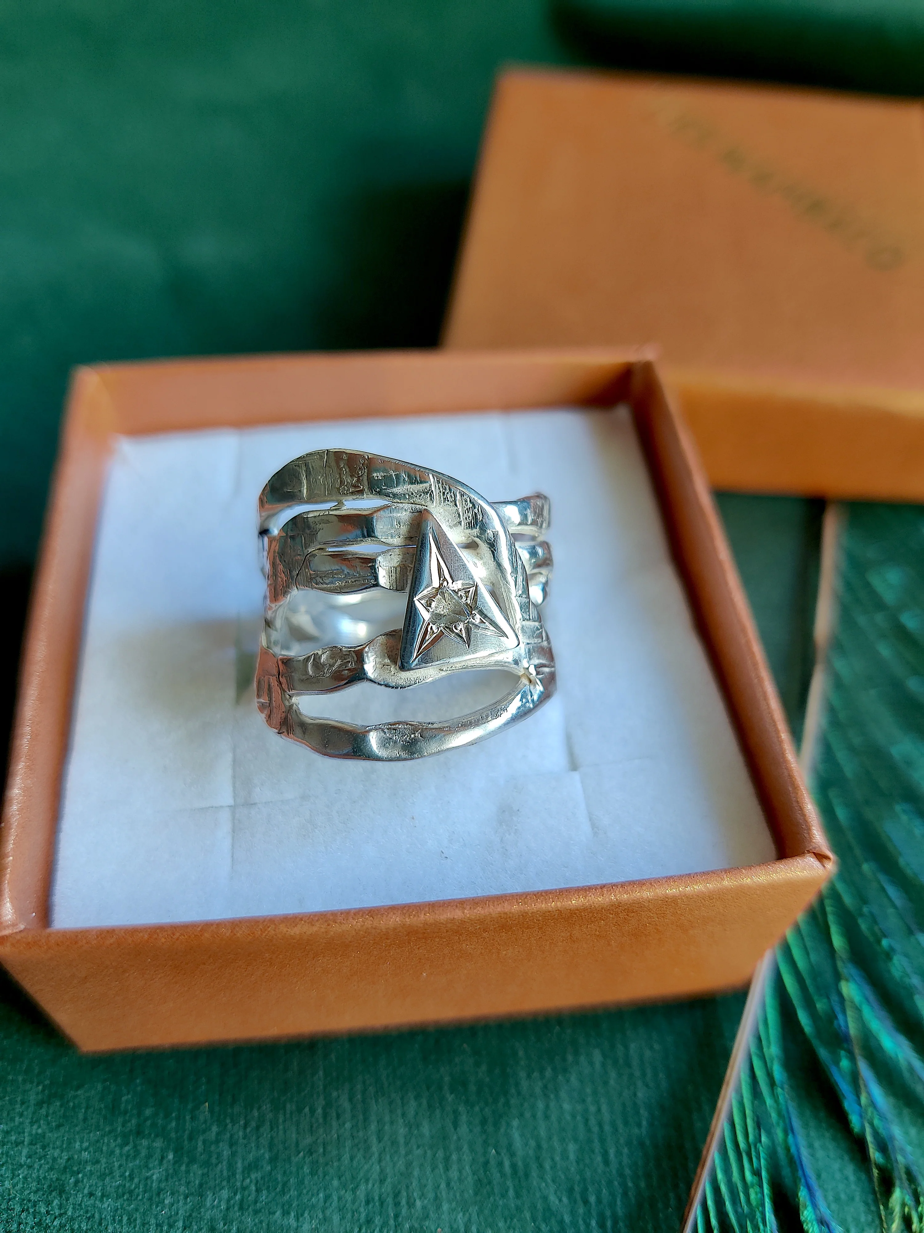 Ring in zilver: Roosgeslepen driehoek