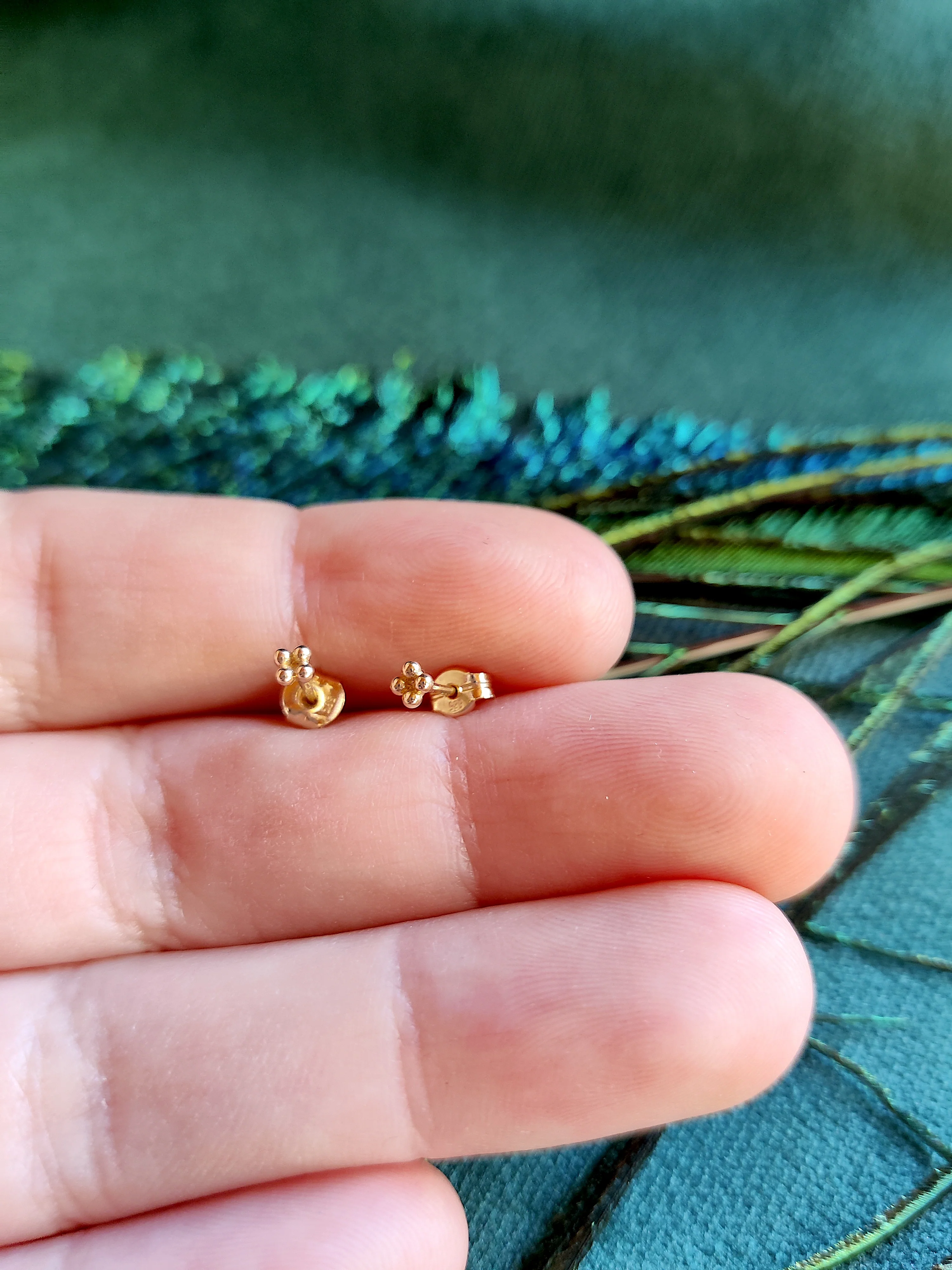 Mini oorbel in 14k goud: Vier bolletjes