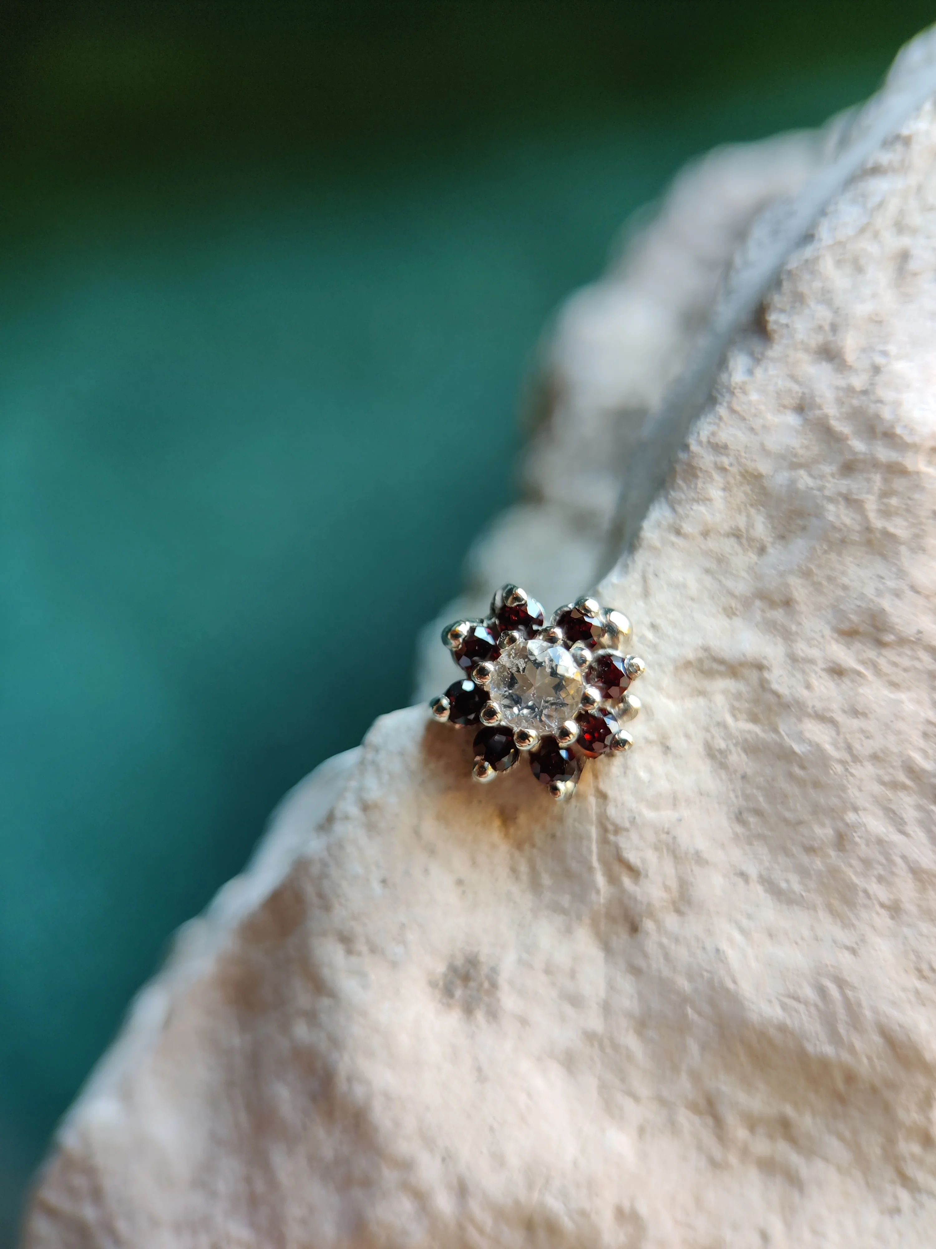 Losse oorbel of neuspiercing in 18k wit goud, bloemetje met morganiet en granaat: Morgane