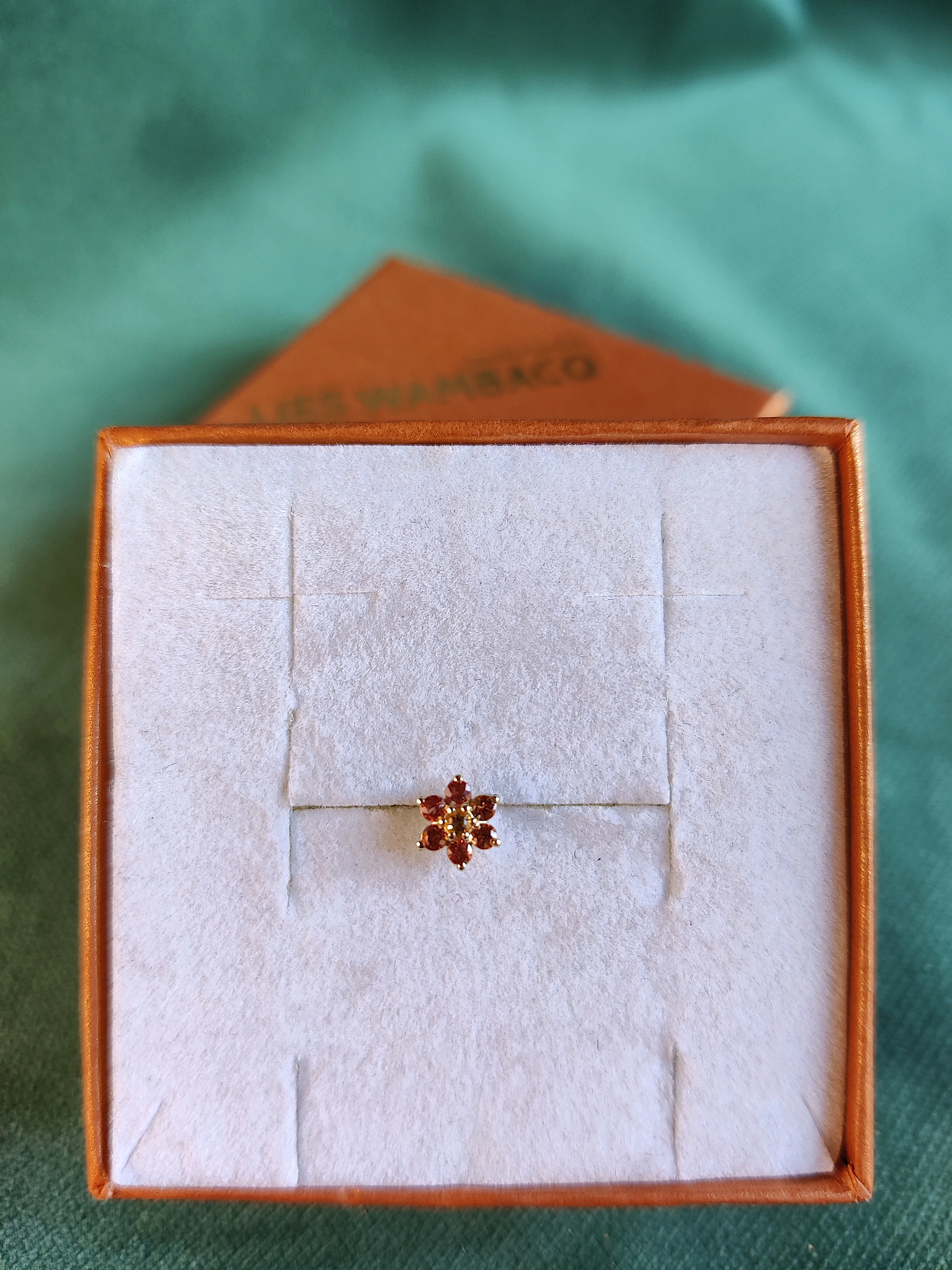 Neuspiercing in 18k geelgoud met saffieren - Rosas