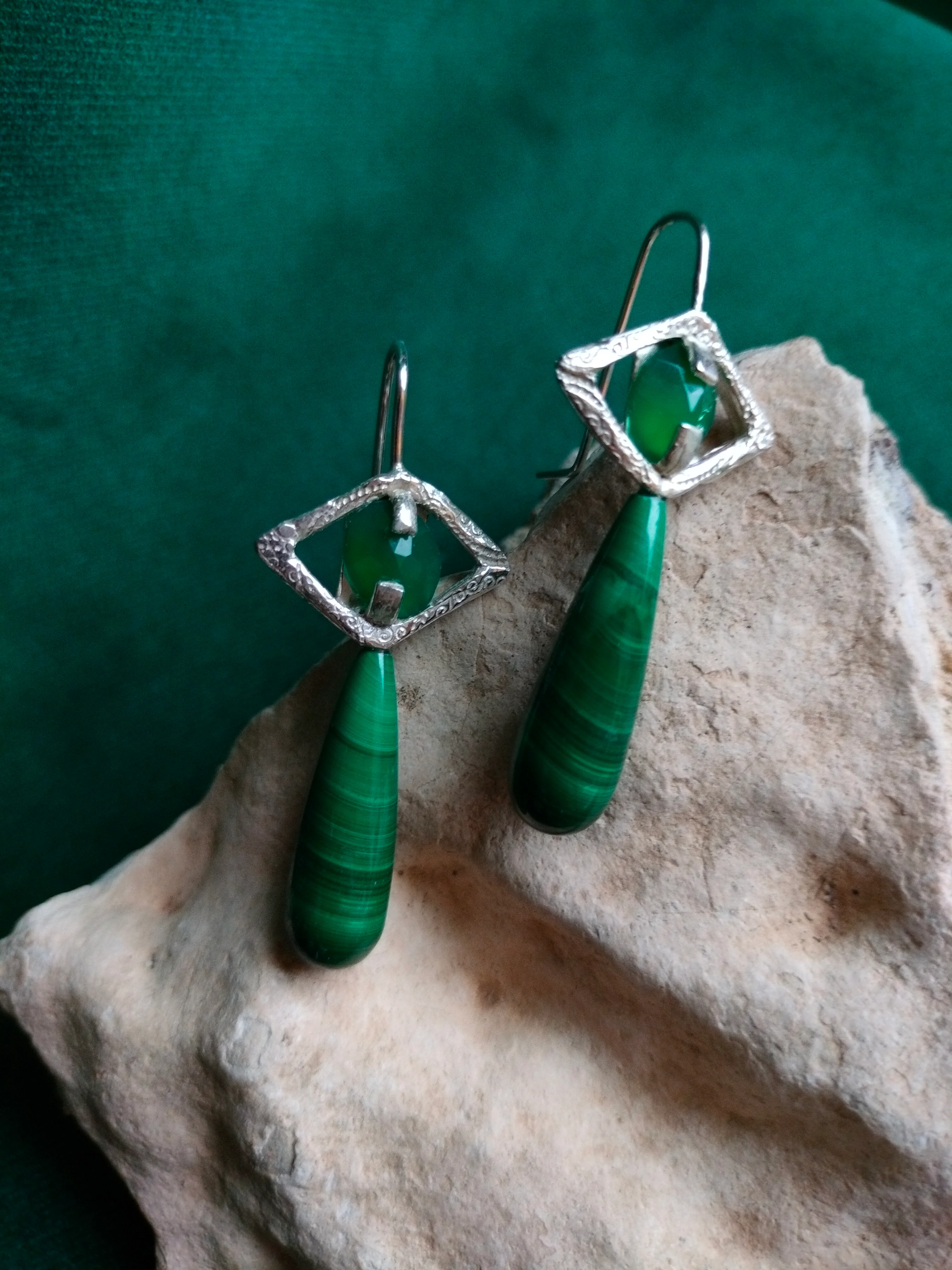 Oorbel in zilver met malachiet druppels en groene agaat: Annika