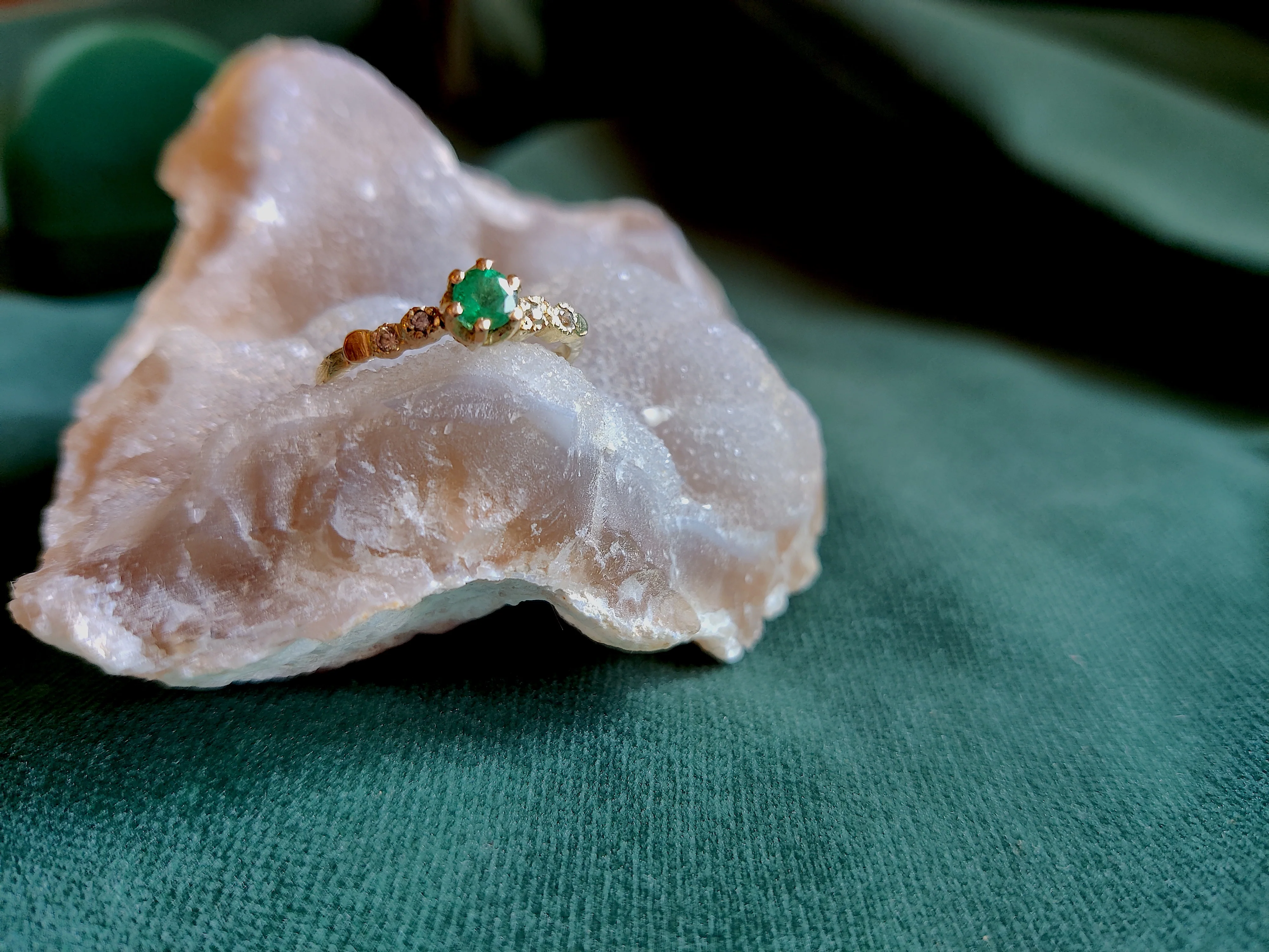 Ring in 18K geel goud met smaragd en groene safffiertjes: Marjan